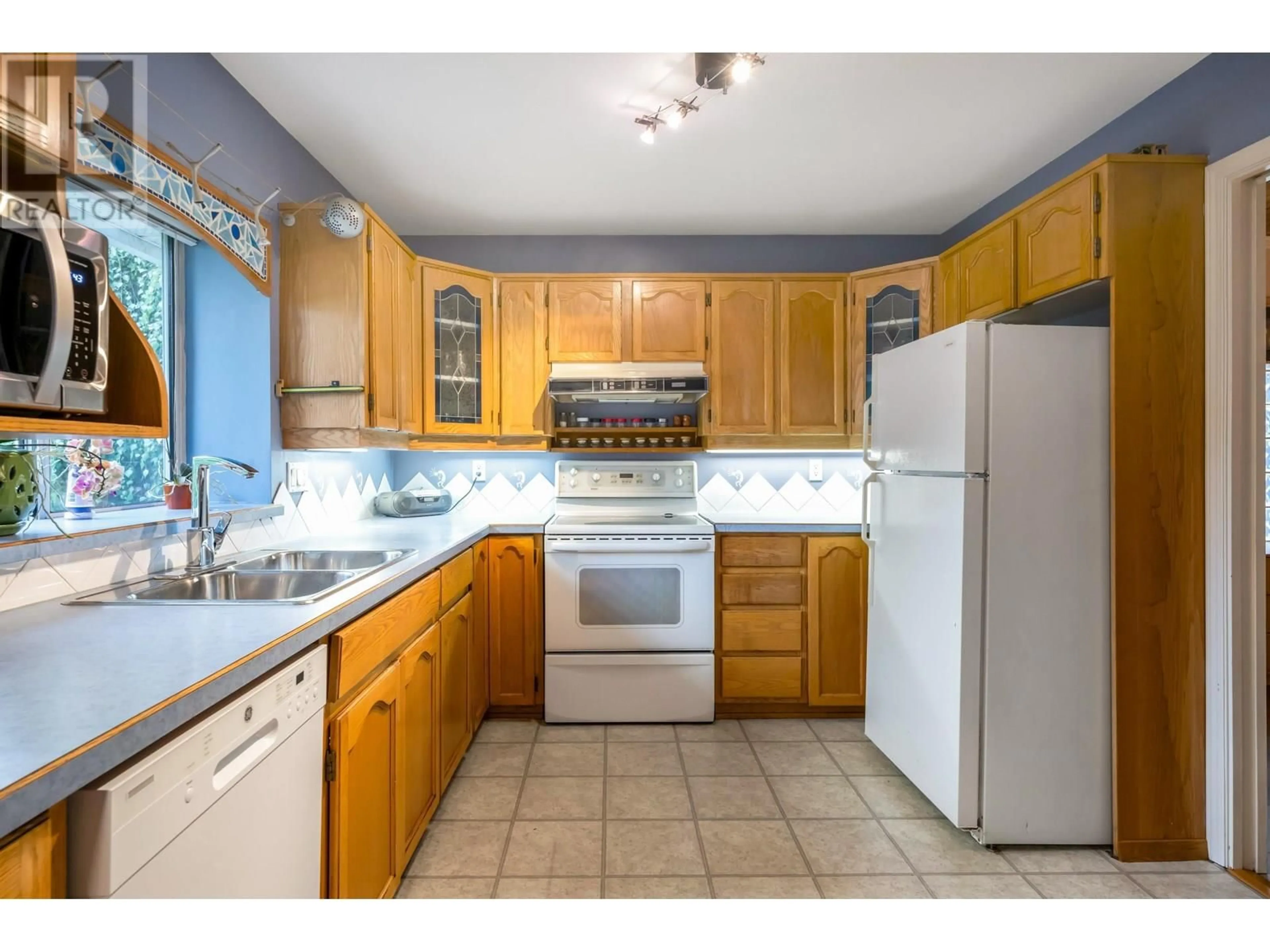 Standard kitchen, ceramic/tile floor for 12176 CHERRYWOOD DRIVE, Maple Ridge British Columbia V2X0B4