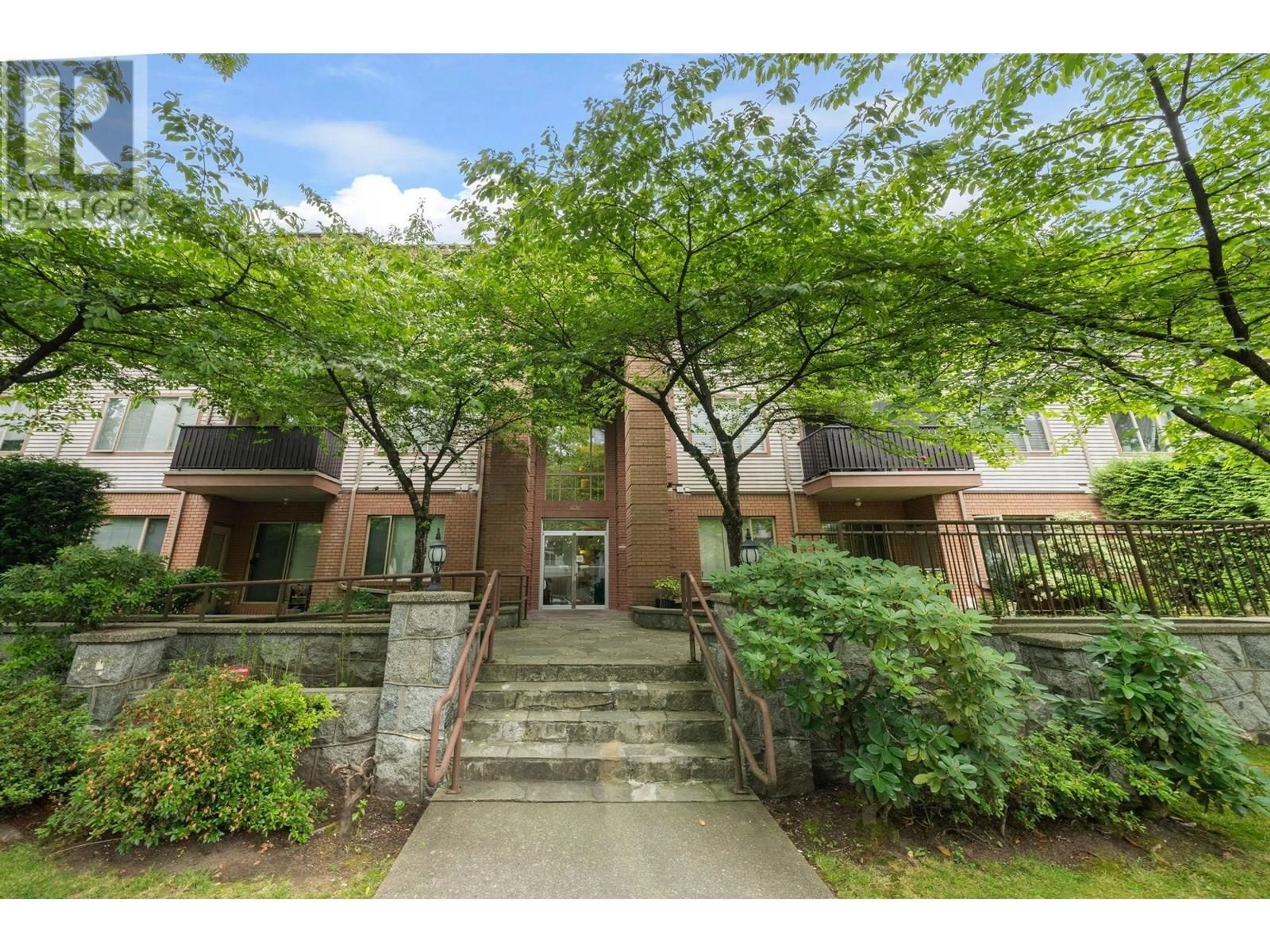 Indoor foyer for 105 - 6688 BURLINGTON AVENUE, Burnaby British Columbia V5H3M9