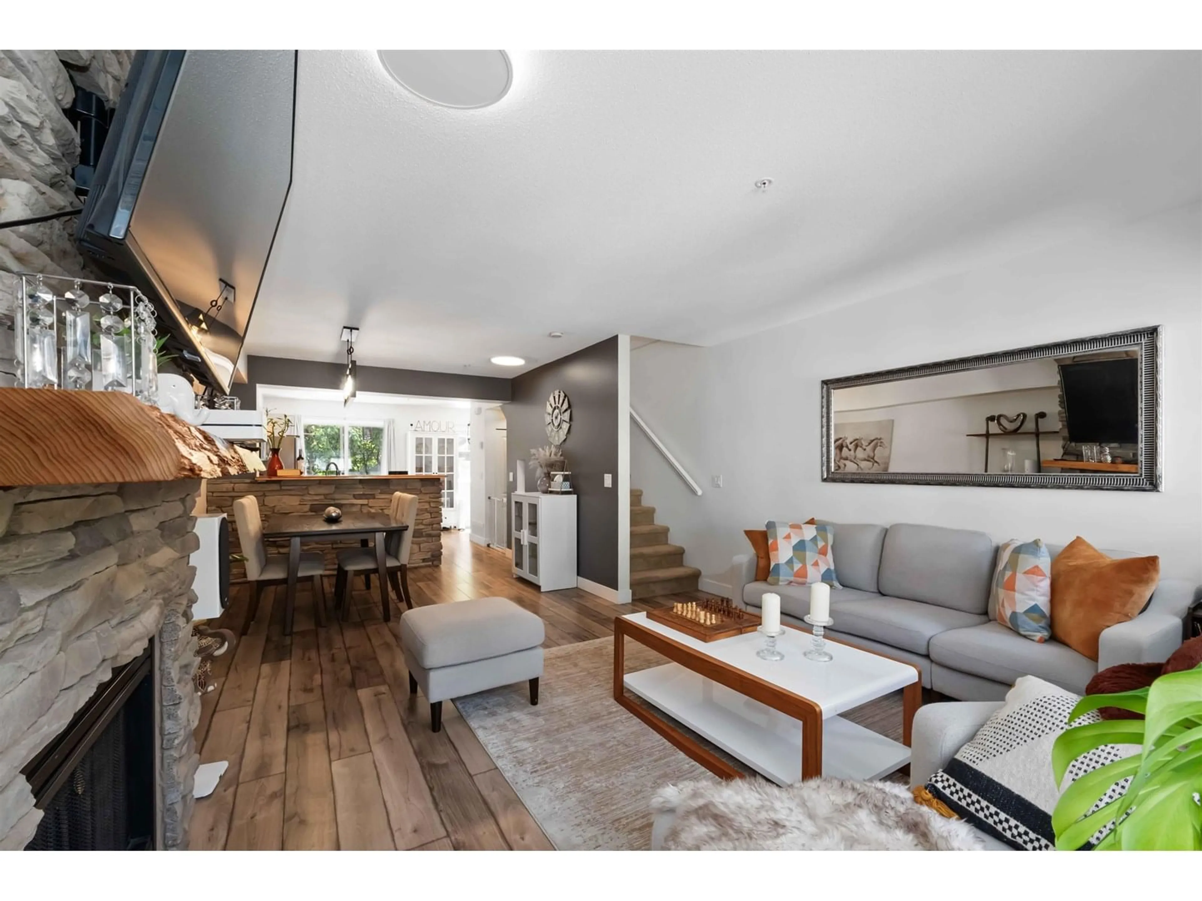 Living room with furniture, wood/laminate floor for 39 - 20540 66, Langley British Columbia V2Y2Y7