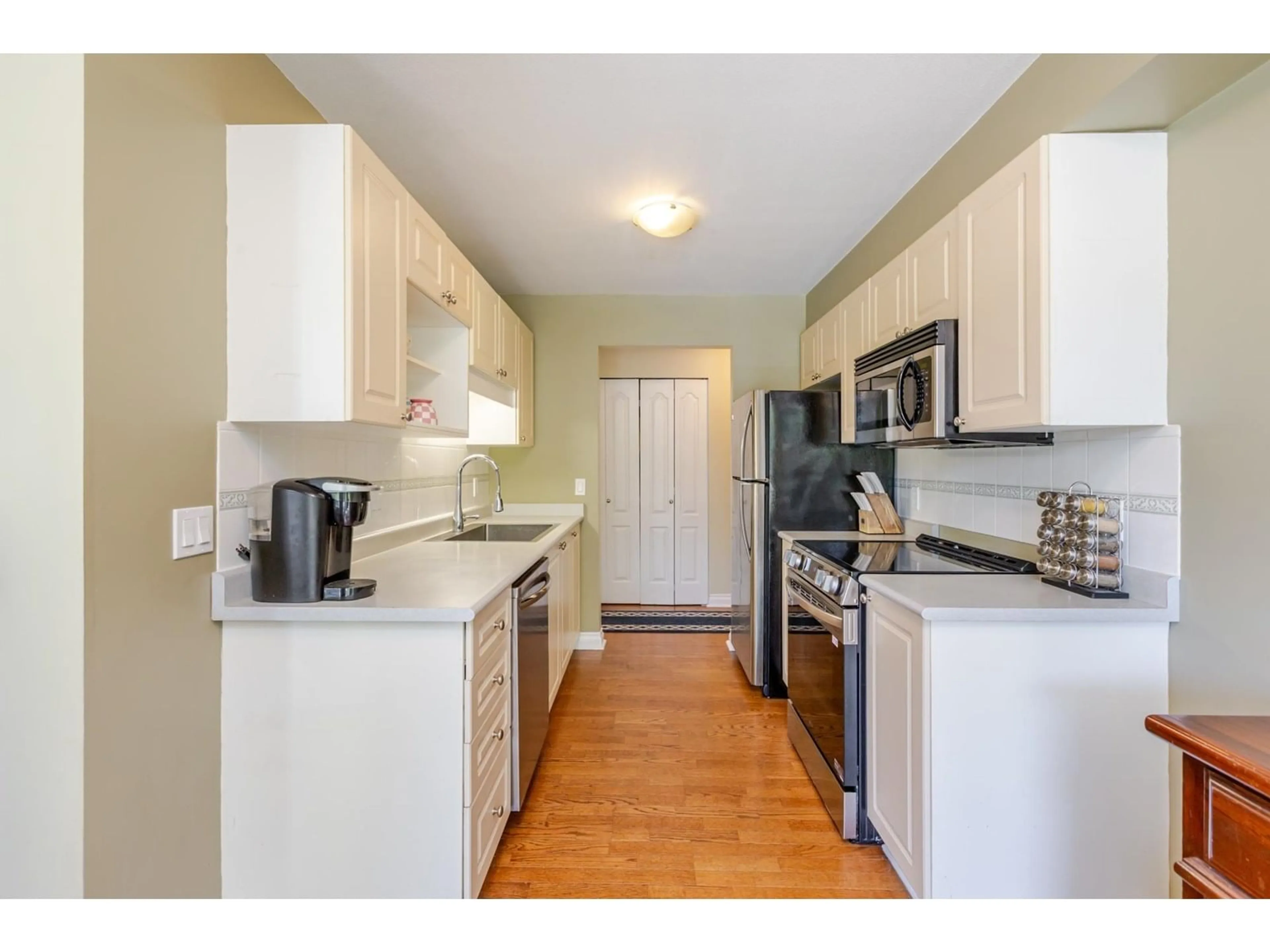 Standard kitchen, wood/laminate floor for 202 - 20433 53, Langley British Columbia V3A7A6