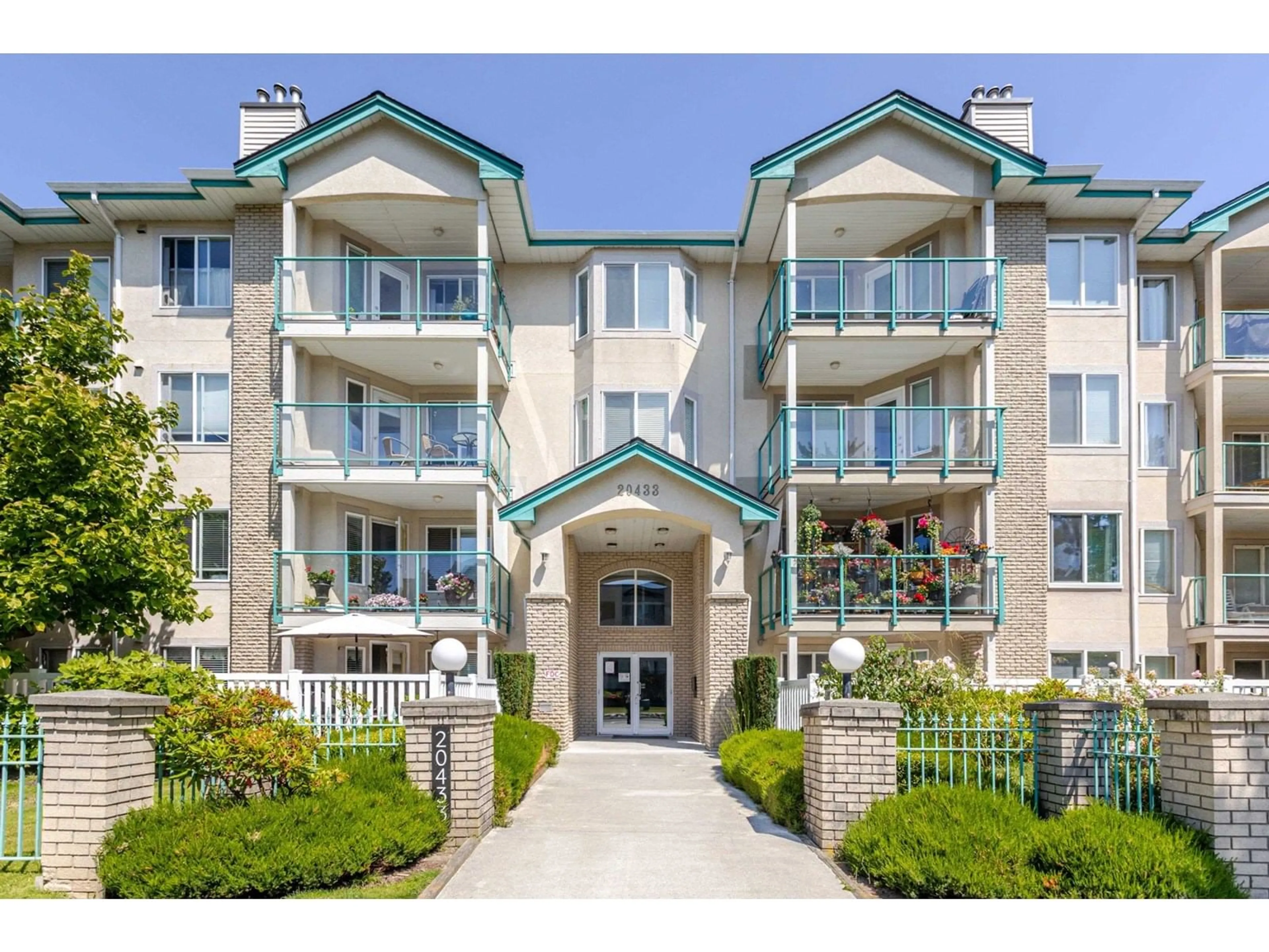 Indoor foyer for 202 - 20433 53, Langley British Columbia V3A7A6