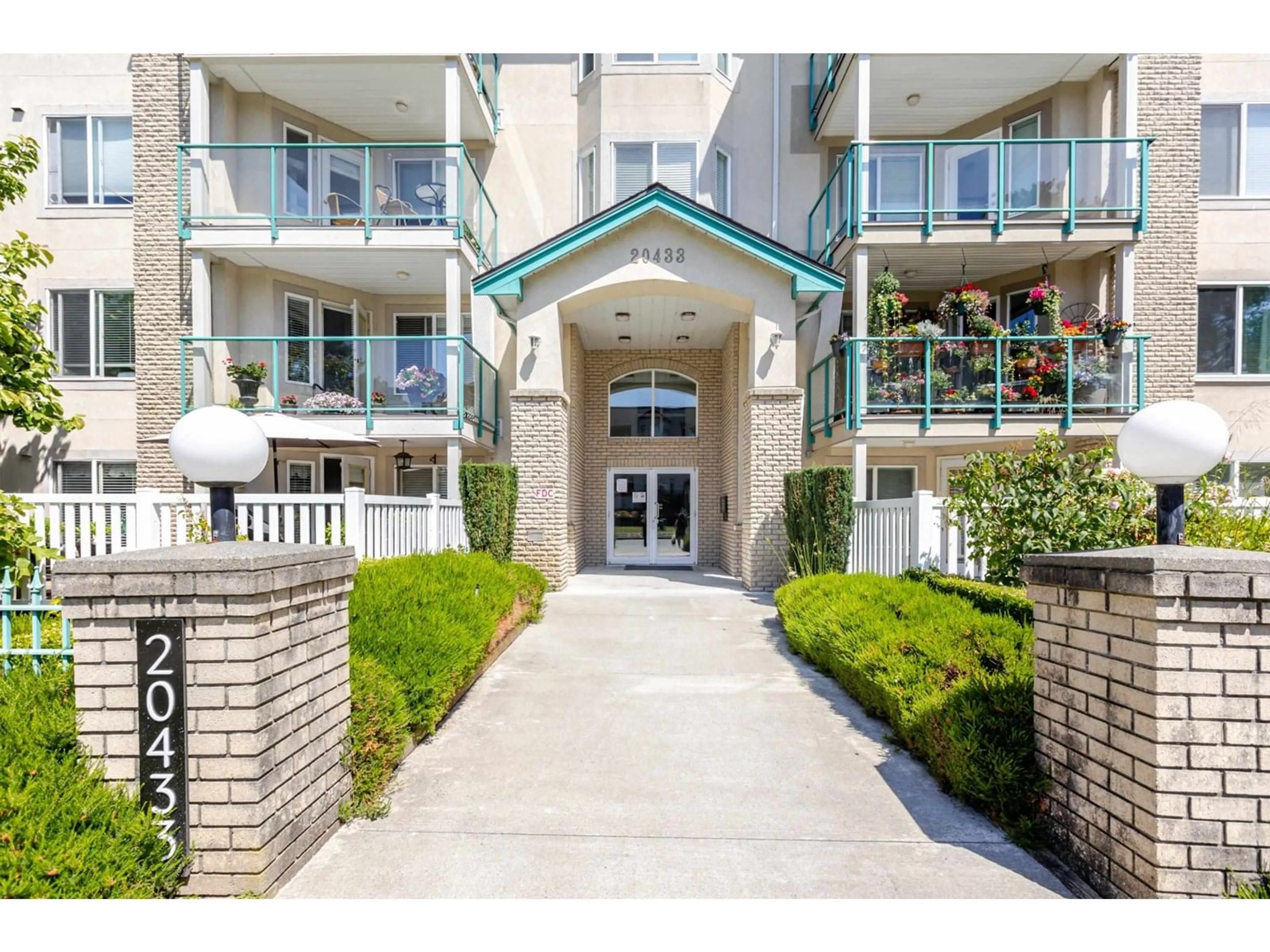 Indoor foyer for 202 - 20433 53, Langley British Columbia V3A7A6