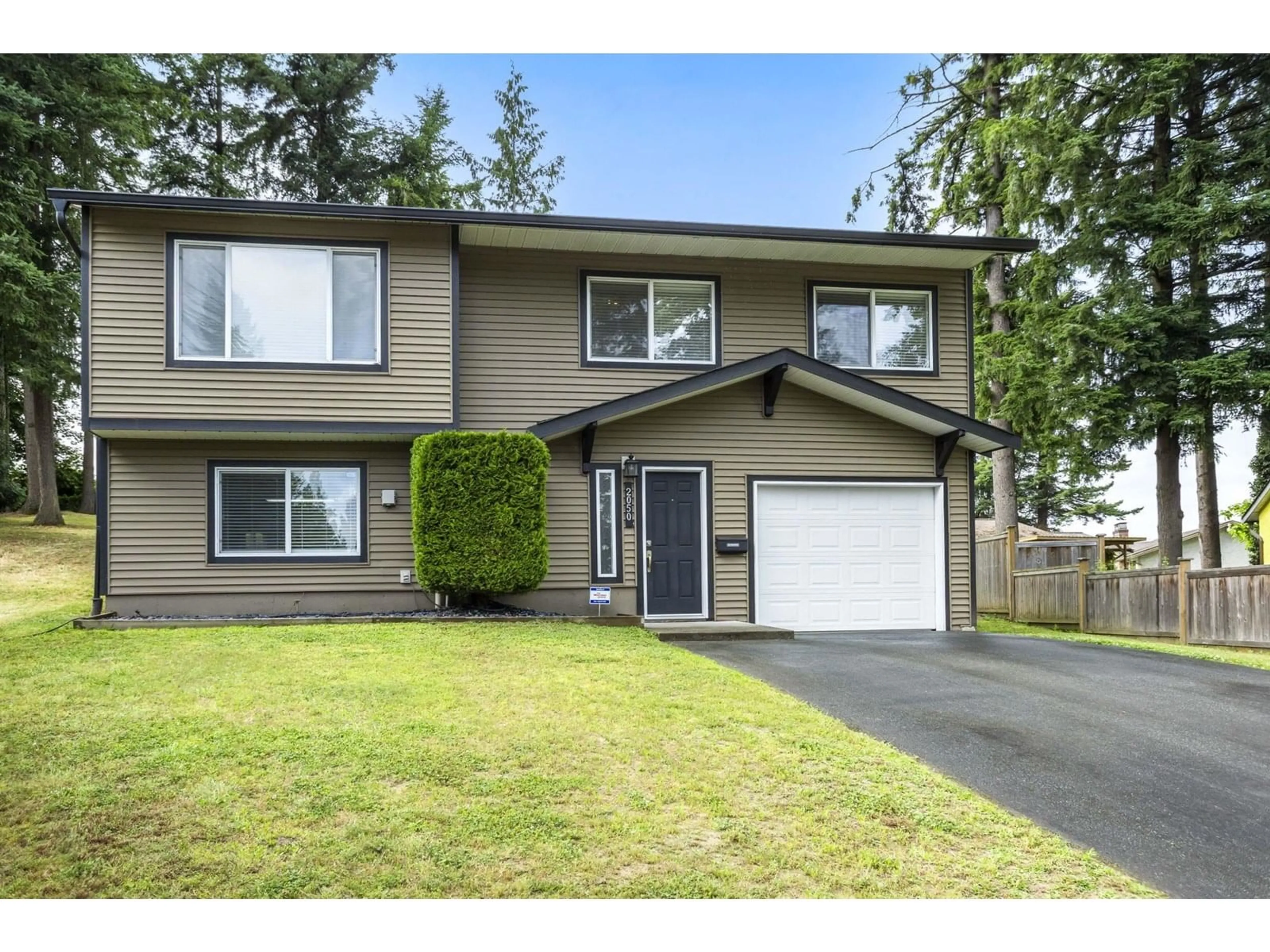 Home with vinyl exterior material, street for 2050 ELDORADO, Abbotsford British Columbia V2S5K4