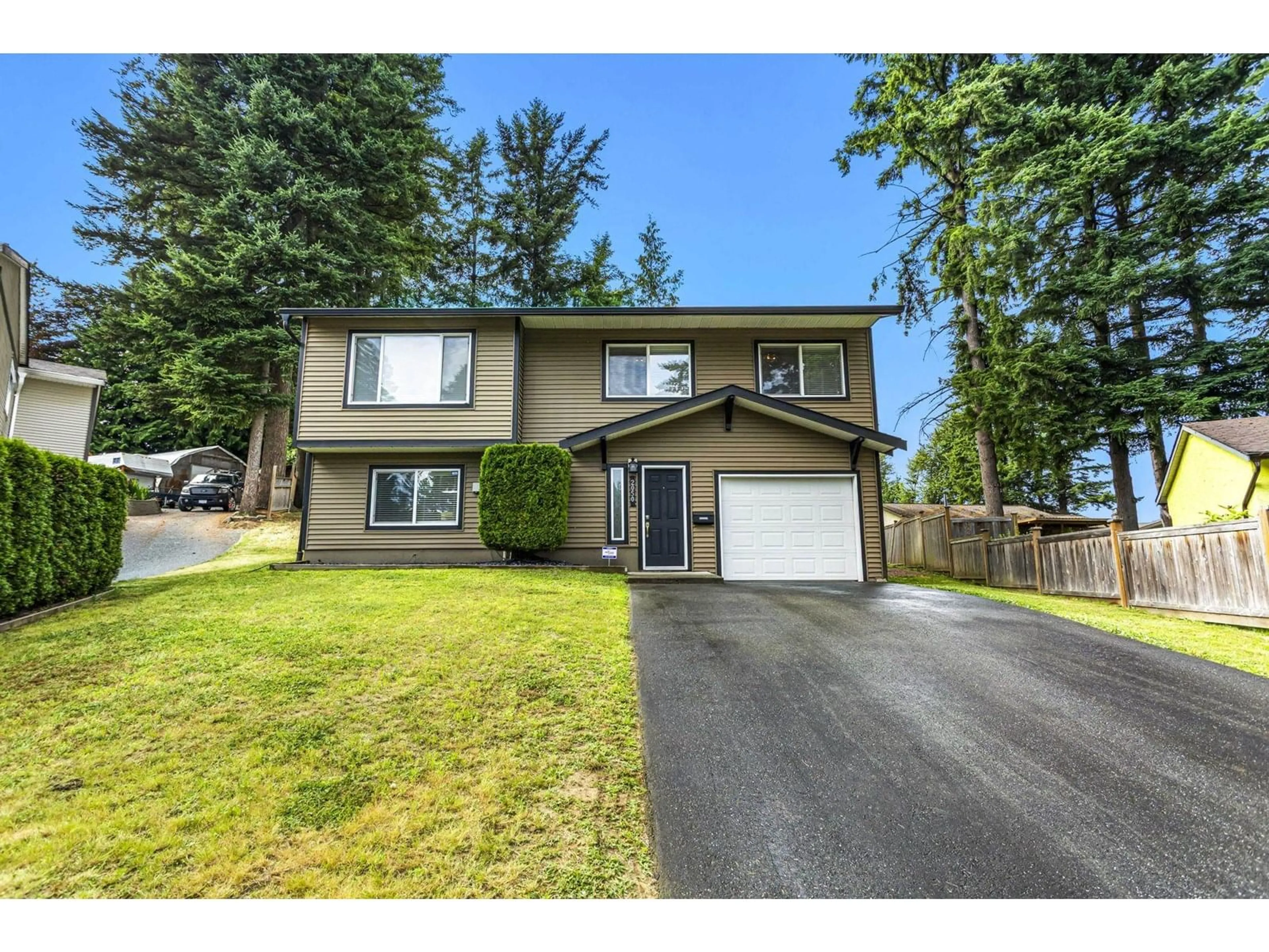 Home with vinyl exterior material, street for 2050 ELDORADO, Abbotsford British Columbia V2S5K4