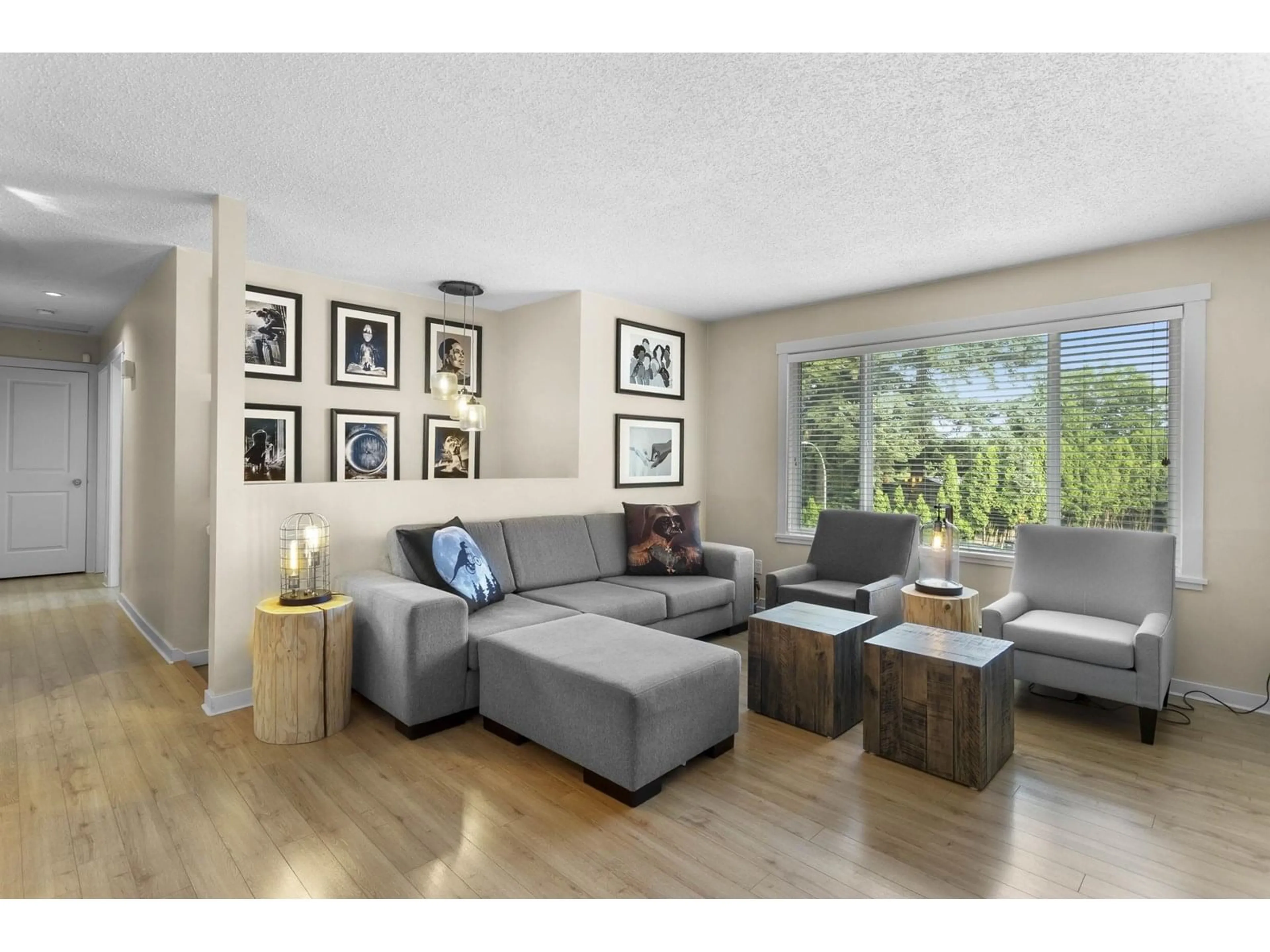 Living room with furniture, wood/laminate floor for 2050 ELDORADO, Abbotsford British Columbia V2S5K4