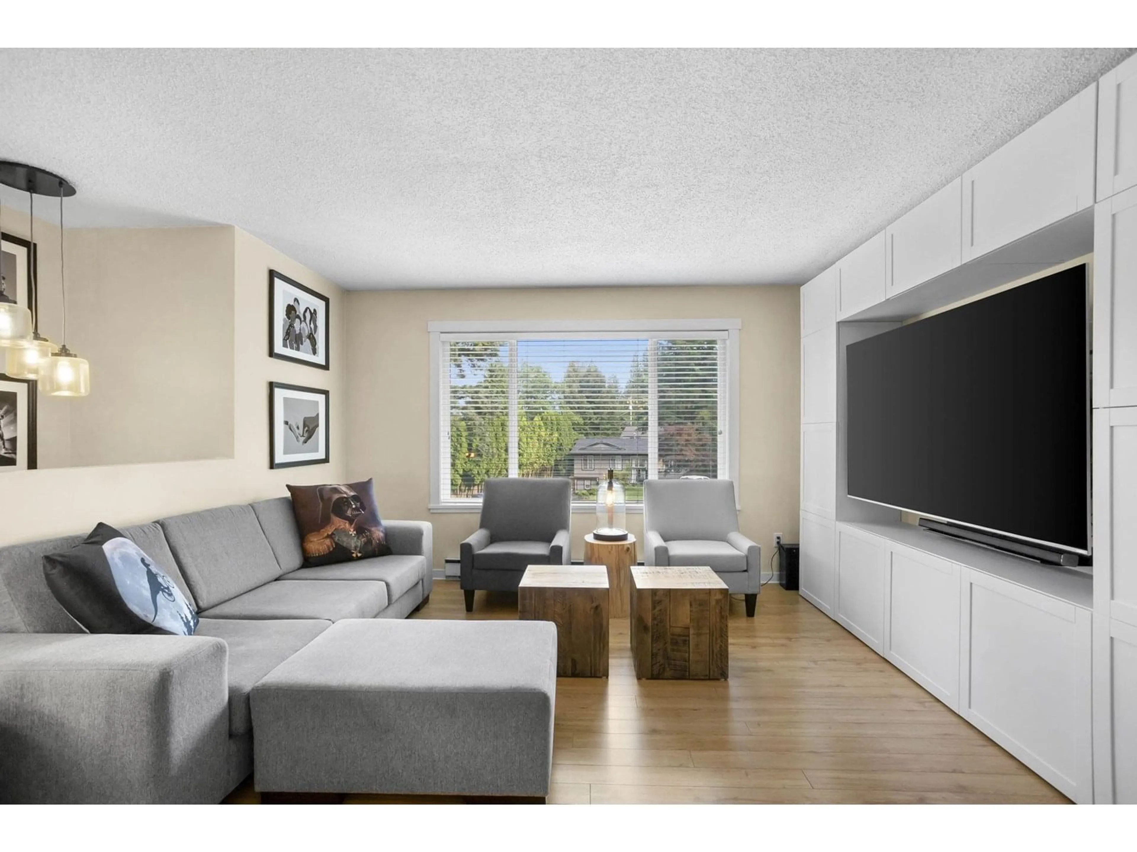 Living room with furniture, wood/laminate floor for 2050 ELDORADO, Abbotsford British Columbia V2S5K4