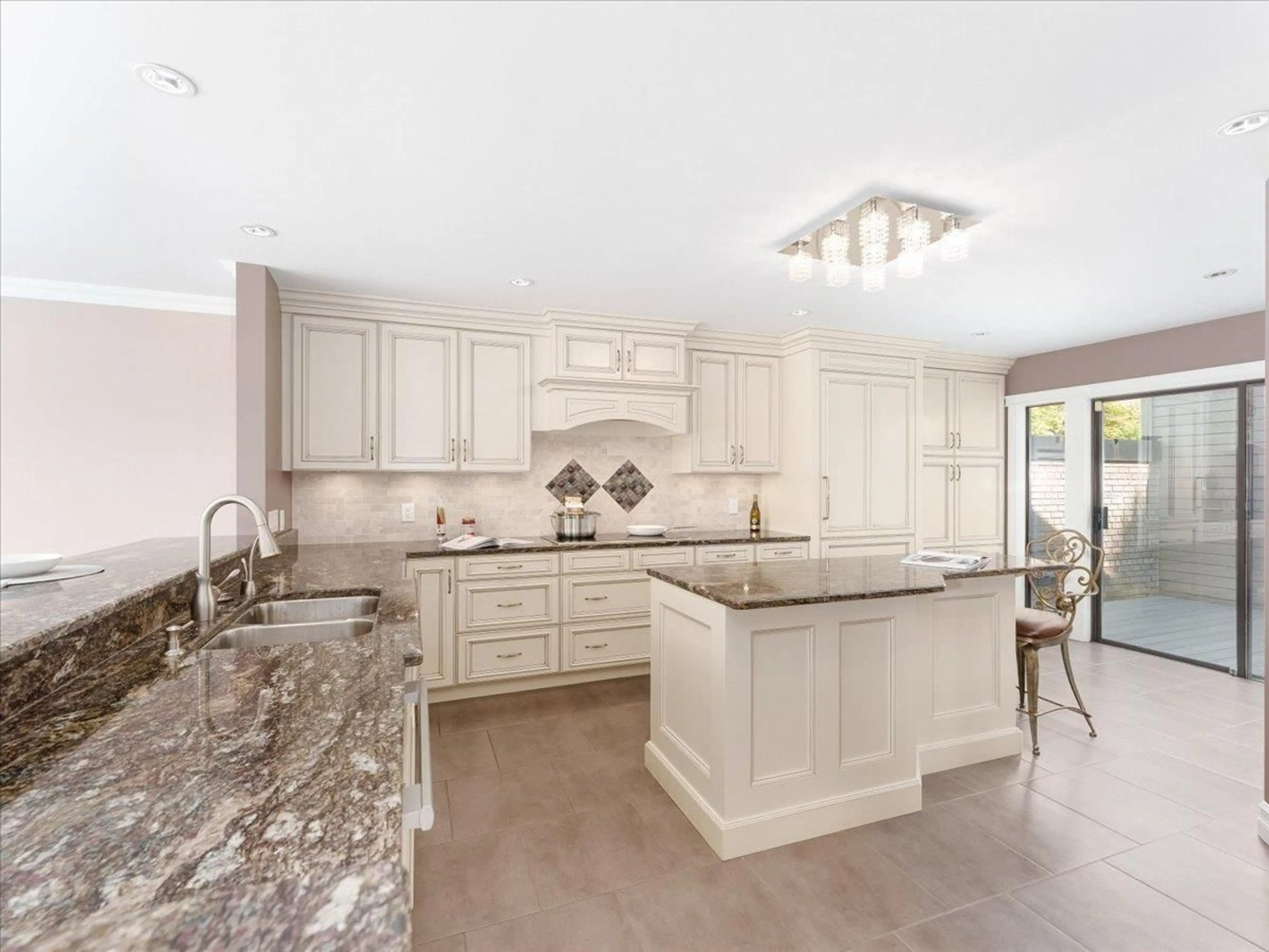 Open concept kitchen, ceramic/tile floor for 3657 NICO WYND DRIVE, Surrey British Columbia V4P1J1