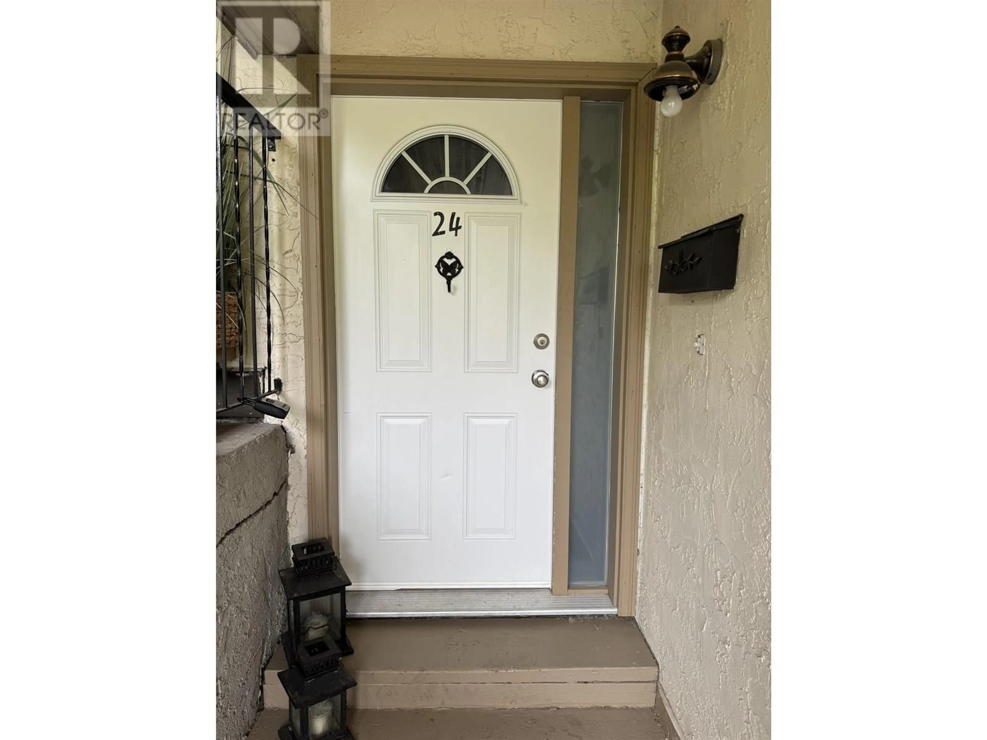 Indoor entryway for 24 - 800 SECOND AVENUE, Williams Lake British Columbia V2G4C4