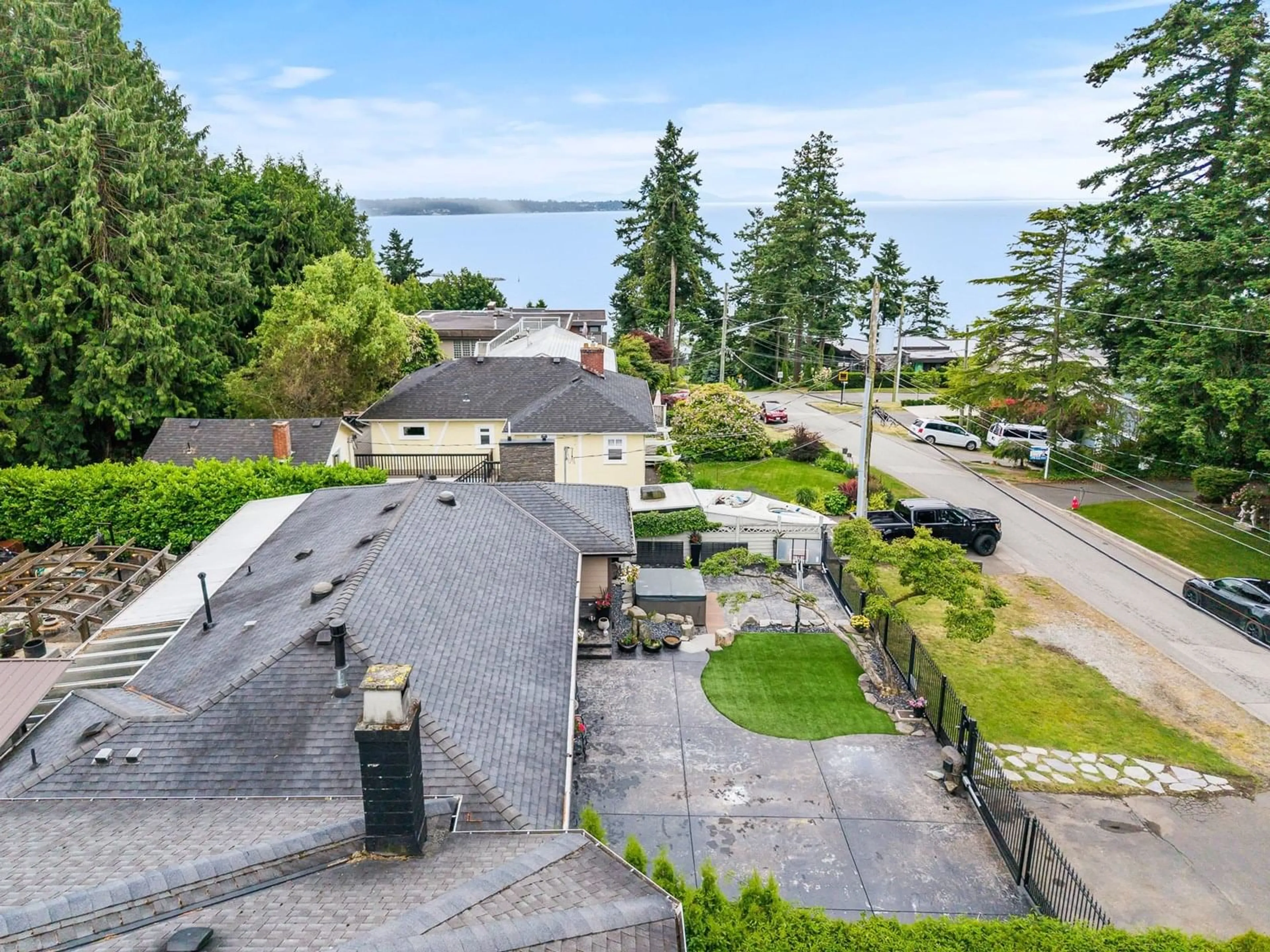 A pic from outside/outdoor area/front of a property/back of a property/a pic from drone, water/lake/river/ocean view for 1360 EVERALL, White Rock British Columbia V4B3S6