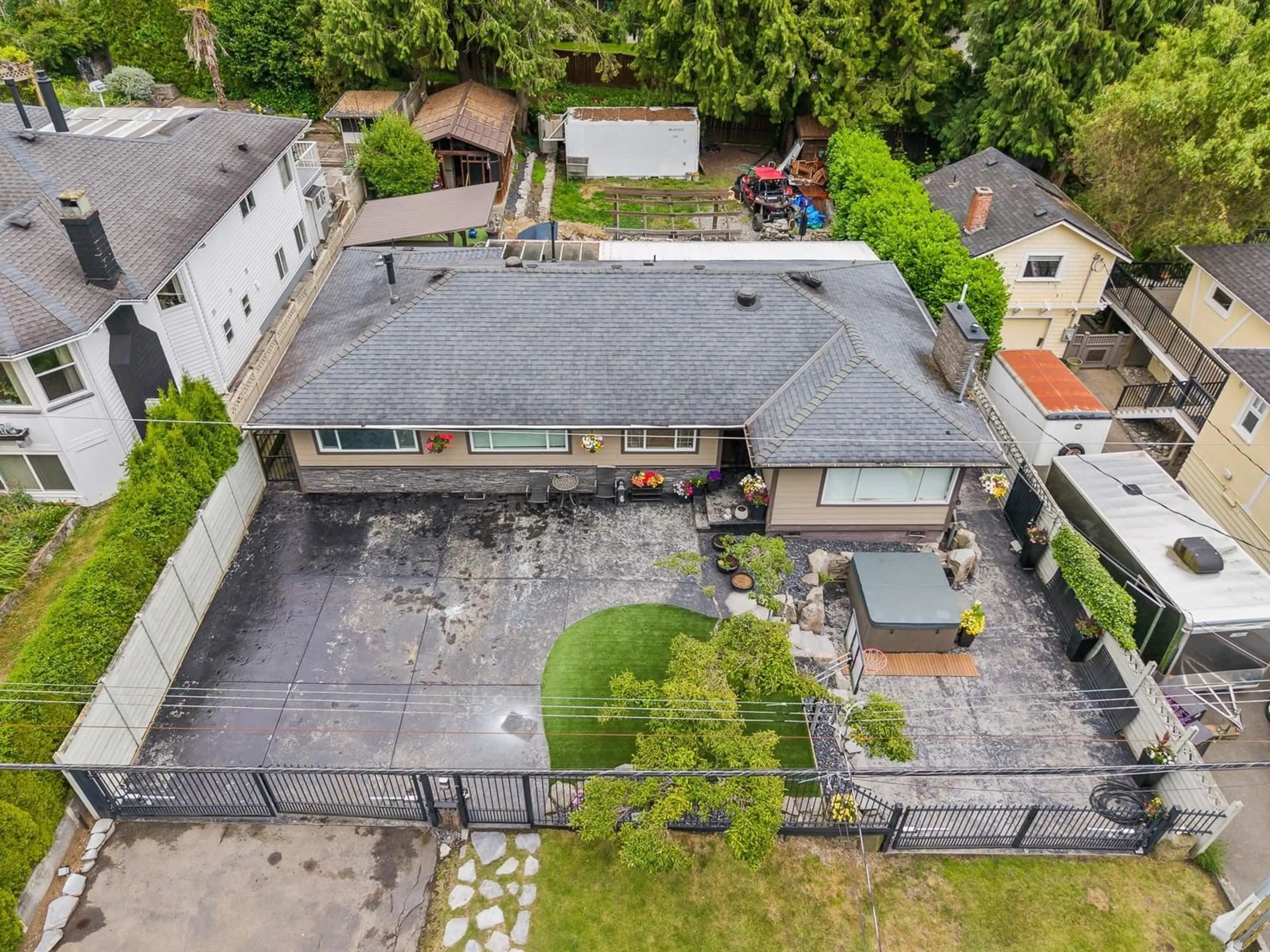 A pic from outside/outdoor area/front of a property/back of a property/a pic from drone, street for 1360 EVERALL, White Rock British Columbia V4B3S6