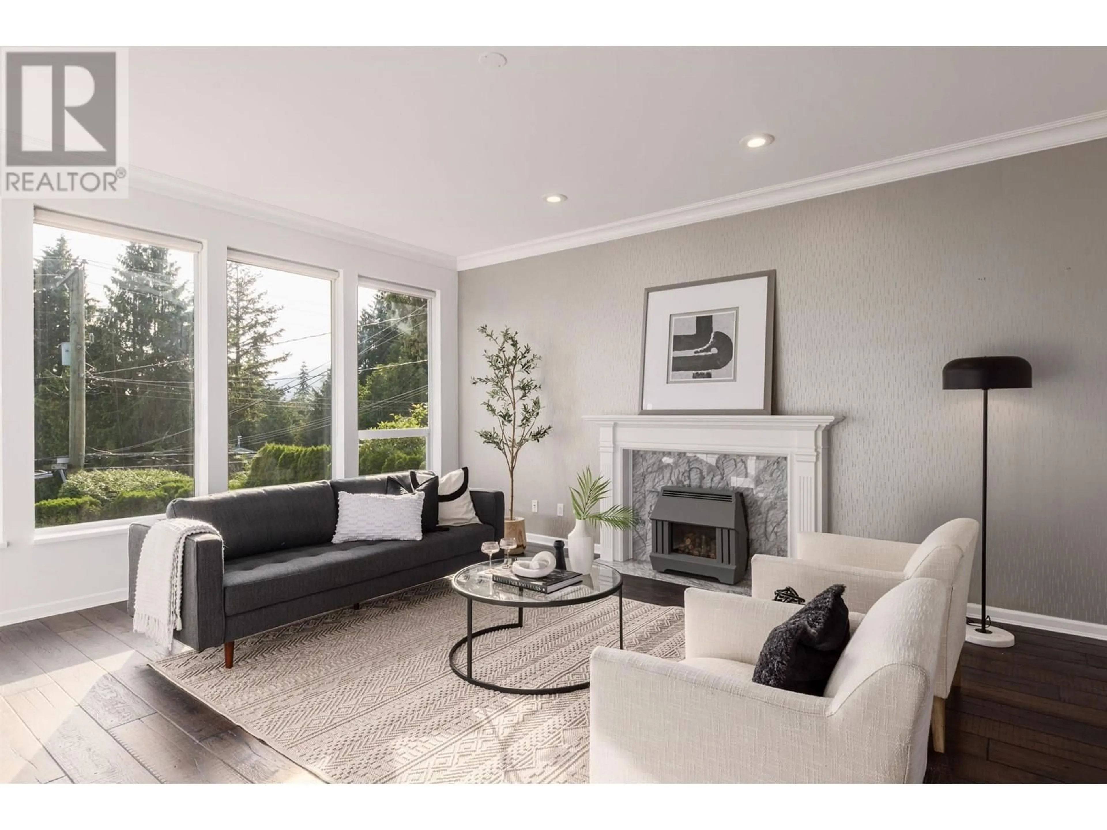Living room with furniture, wood/laminate floor for 456 MONTROYAL BOULEVARD, North Vancouver British Columbia V7N3E1
