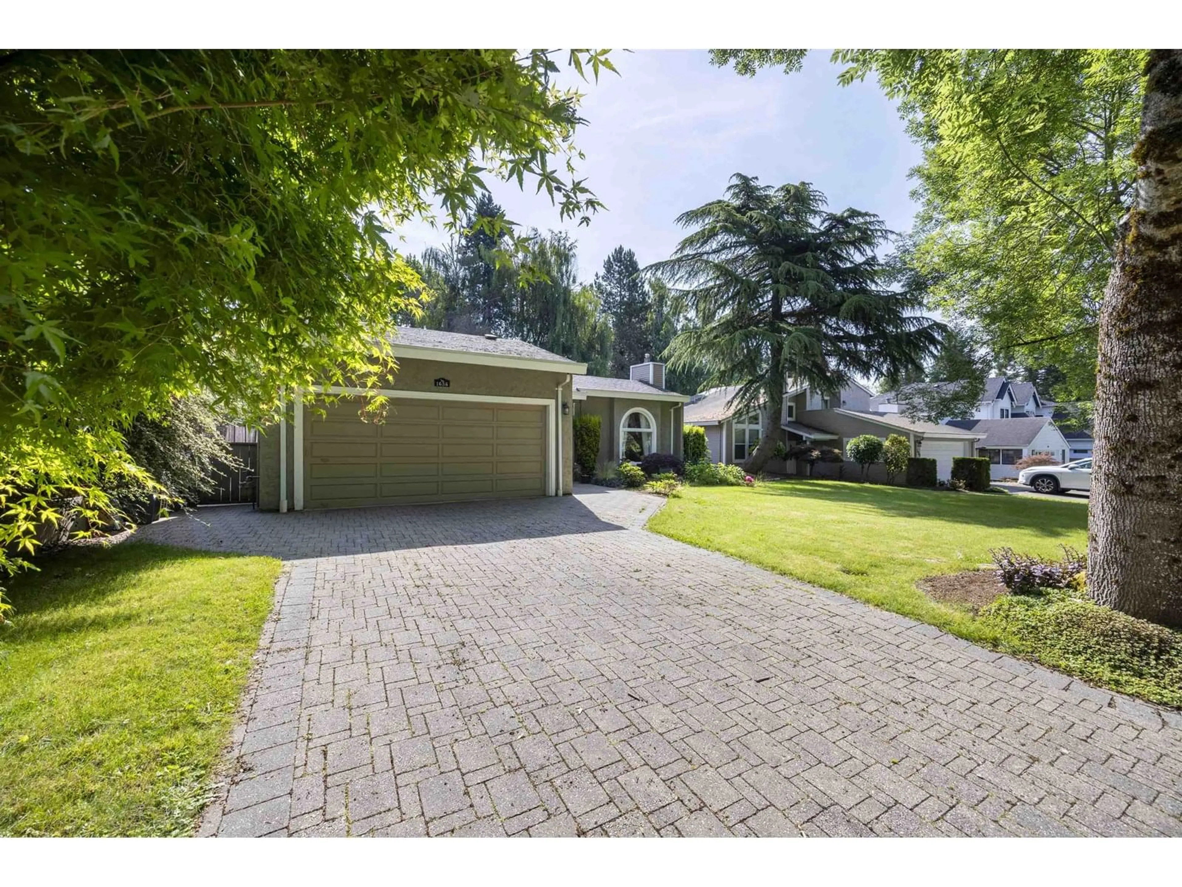 Unknown for 1636 142, Surrey British Columbia V4A6K5