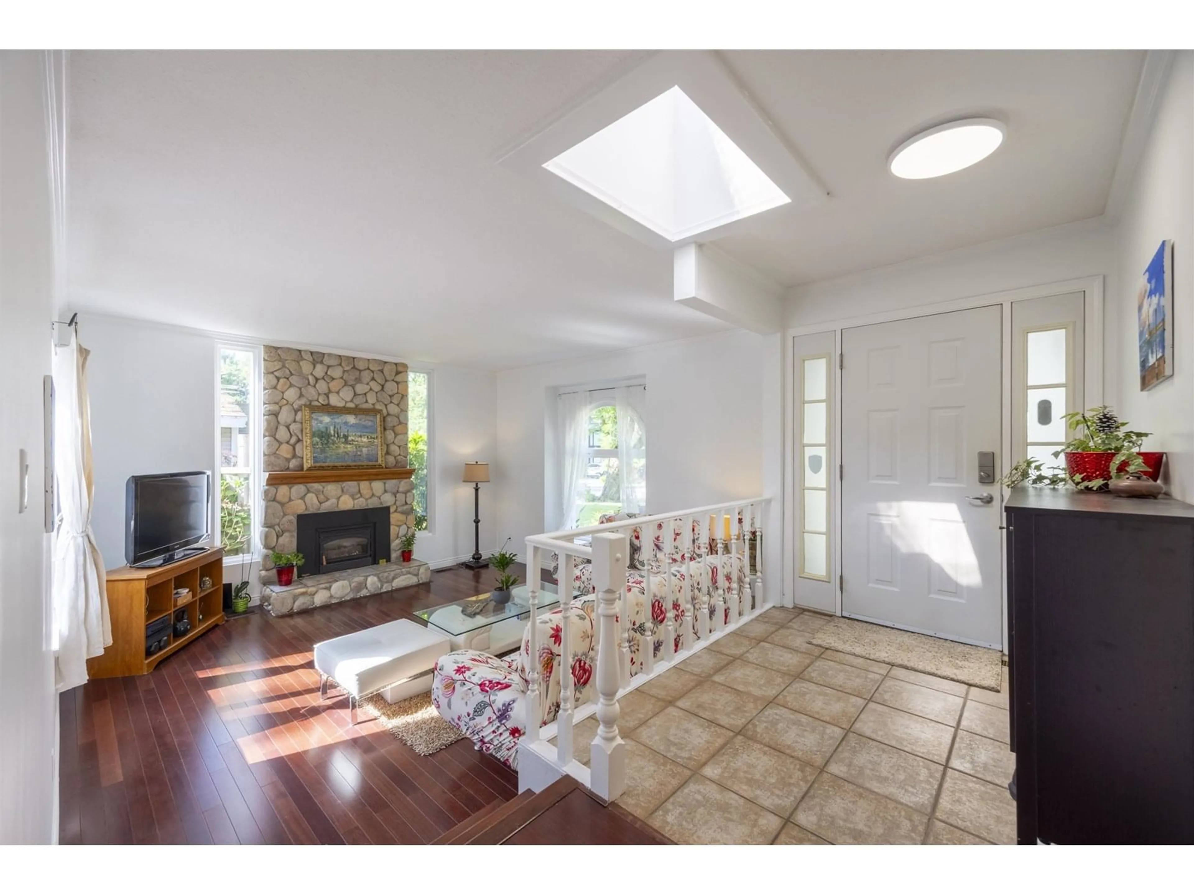 Indoor entryway for 1636 142, Surrey British Columbia V4A6K5