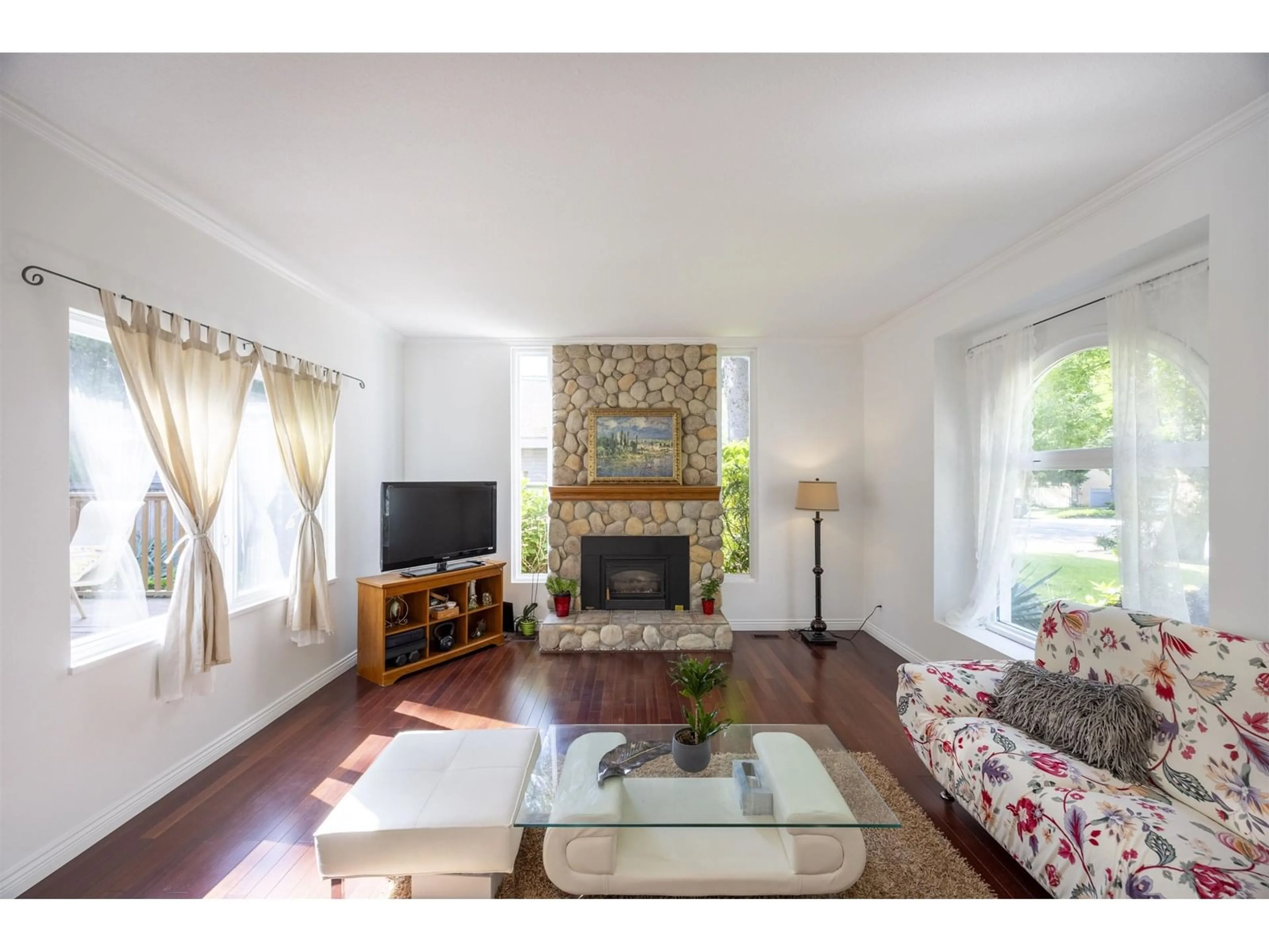 Living room with furniture, unknown for 1636 142, Surrey British Columbia V4A6K5