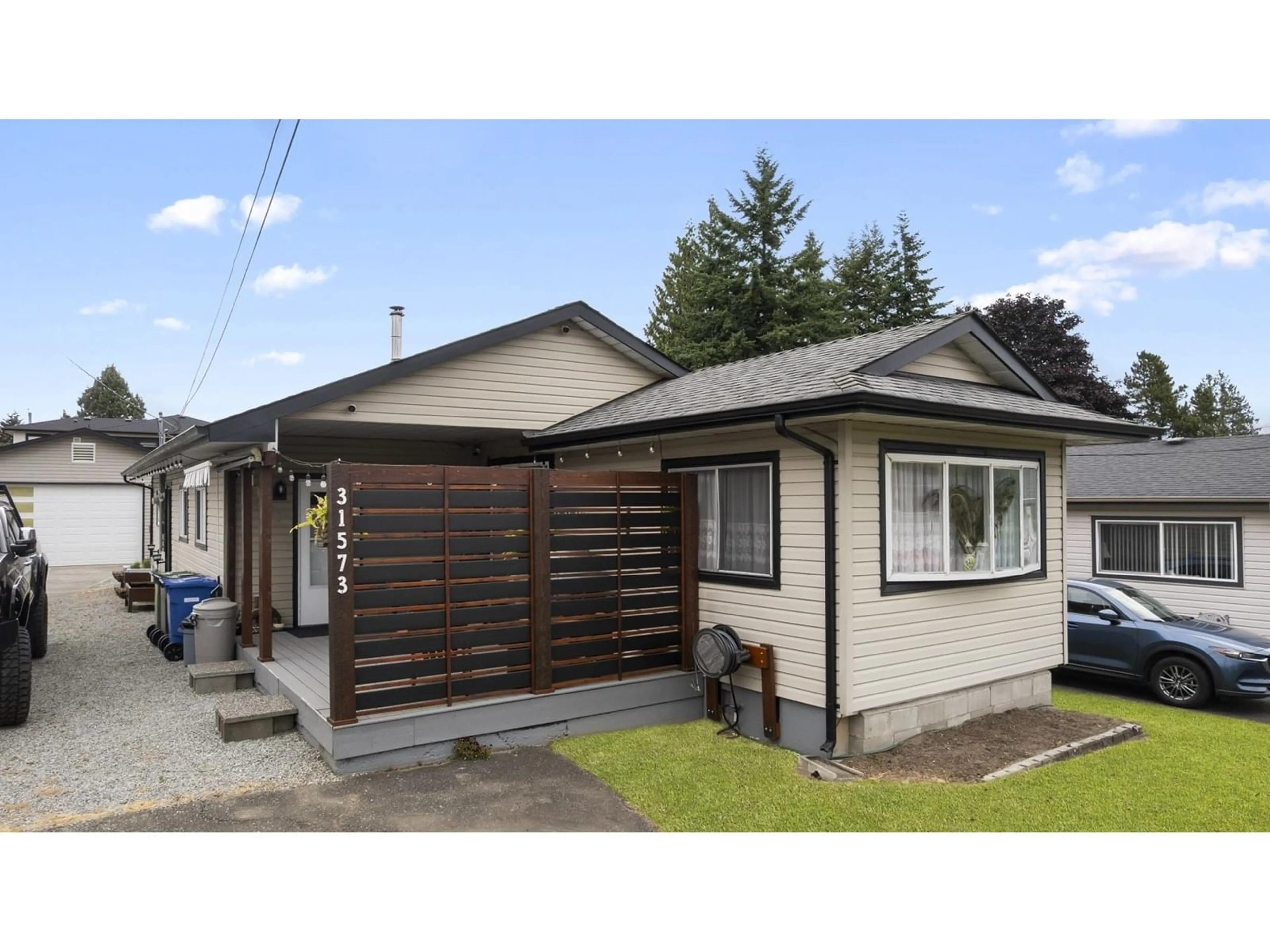 Home with vinyl exterior material, street for 31573 LOMBARD, Abbotsford British Columbia V2S5W6