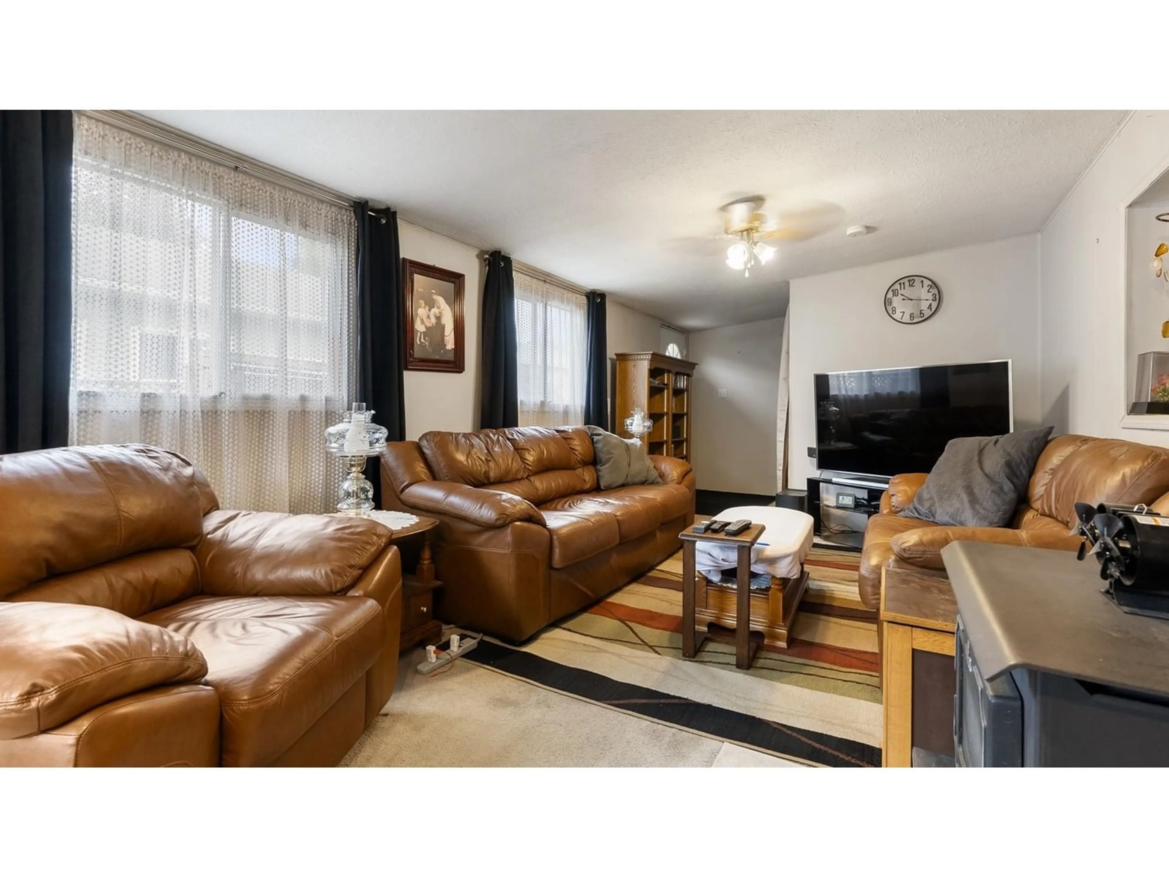 Living room with furniture, wood/laminate floor for 31573 LOMBARD, Abbotsford British Columbia V2S5W6