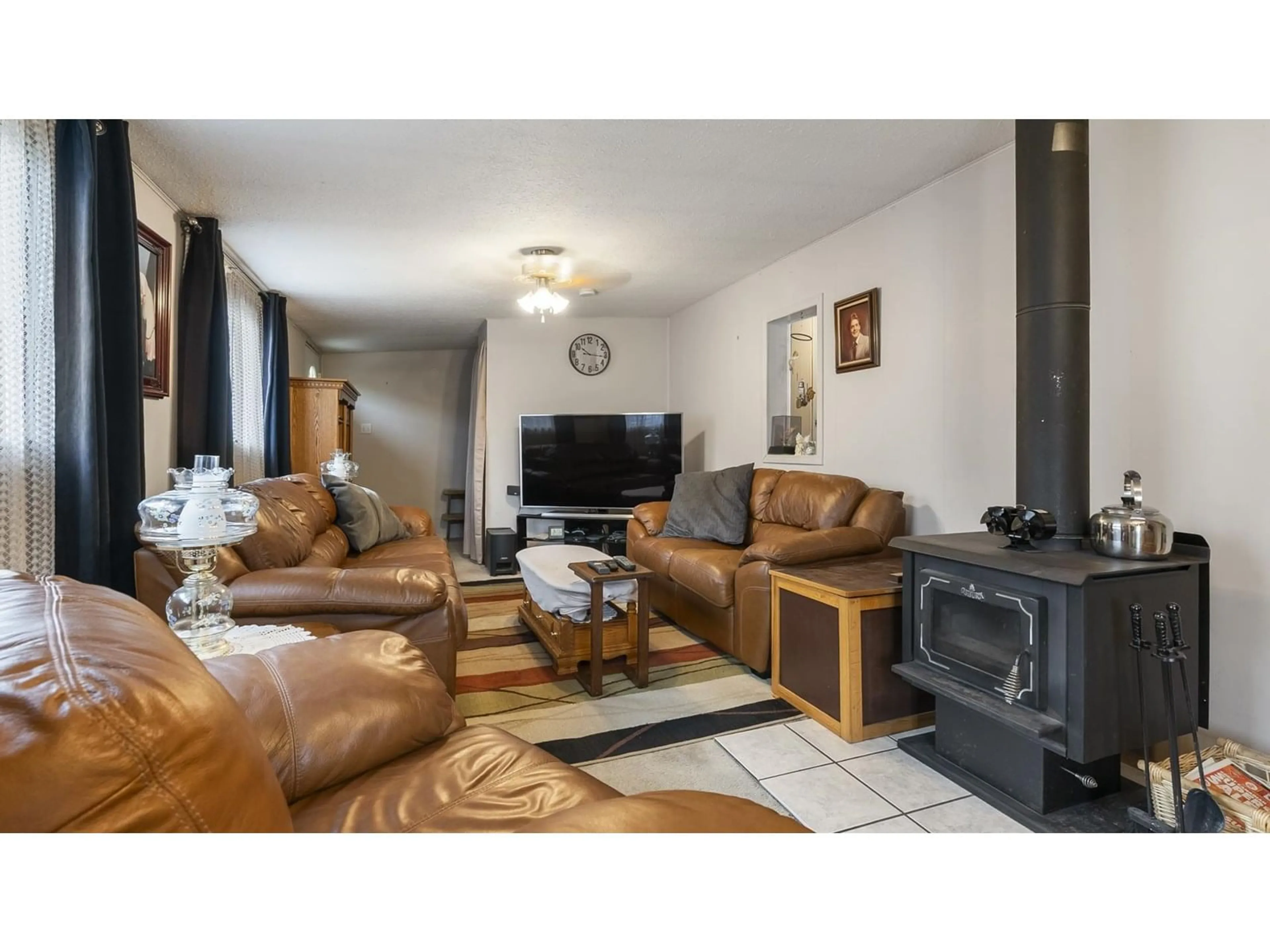 Living room with furniture, wood/laminate floor for 31573 LOMBARD, Abbotsford British Columbia V2S5W6