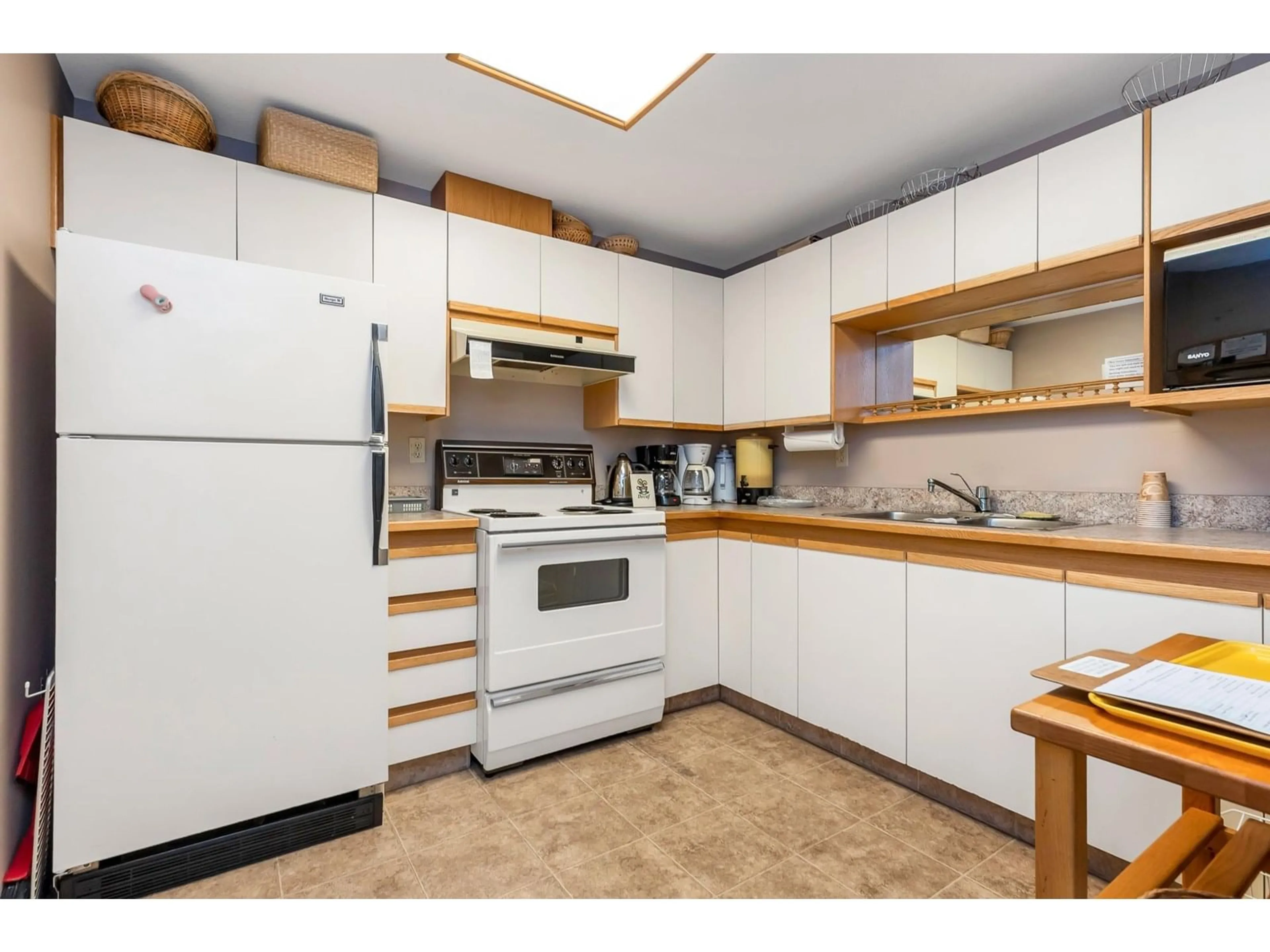 Standard kitchen, wood/laminate floor for 65 - 3054 TRAFALGAR, Abbotsford British Columbia V2S7X6