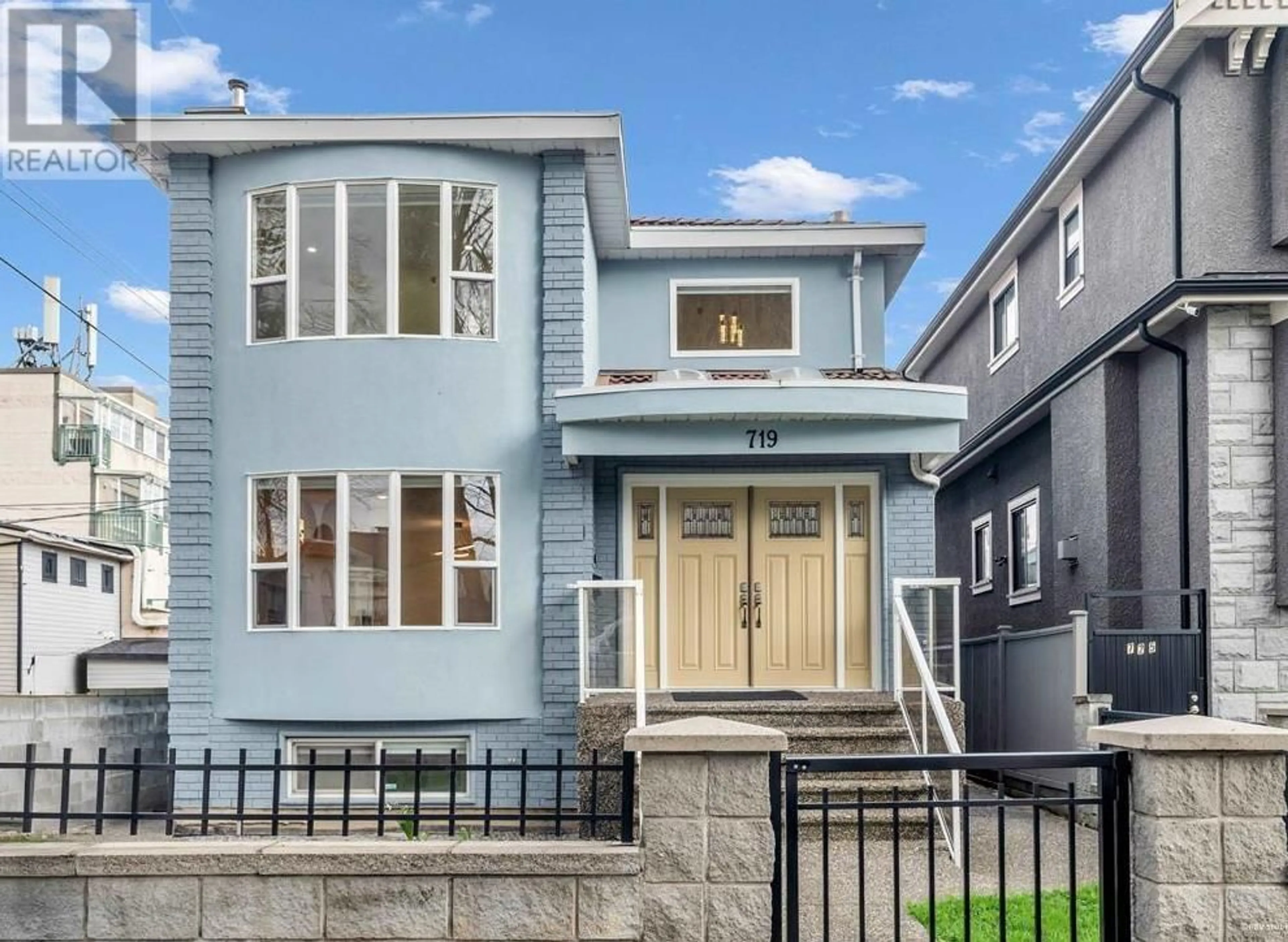 Home with vinyl exterior material, street for 719 27TH AVENUE, Vancouver British Columbia V5V2K8