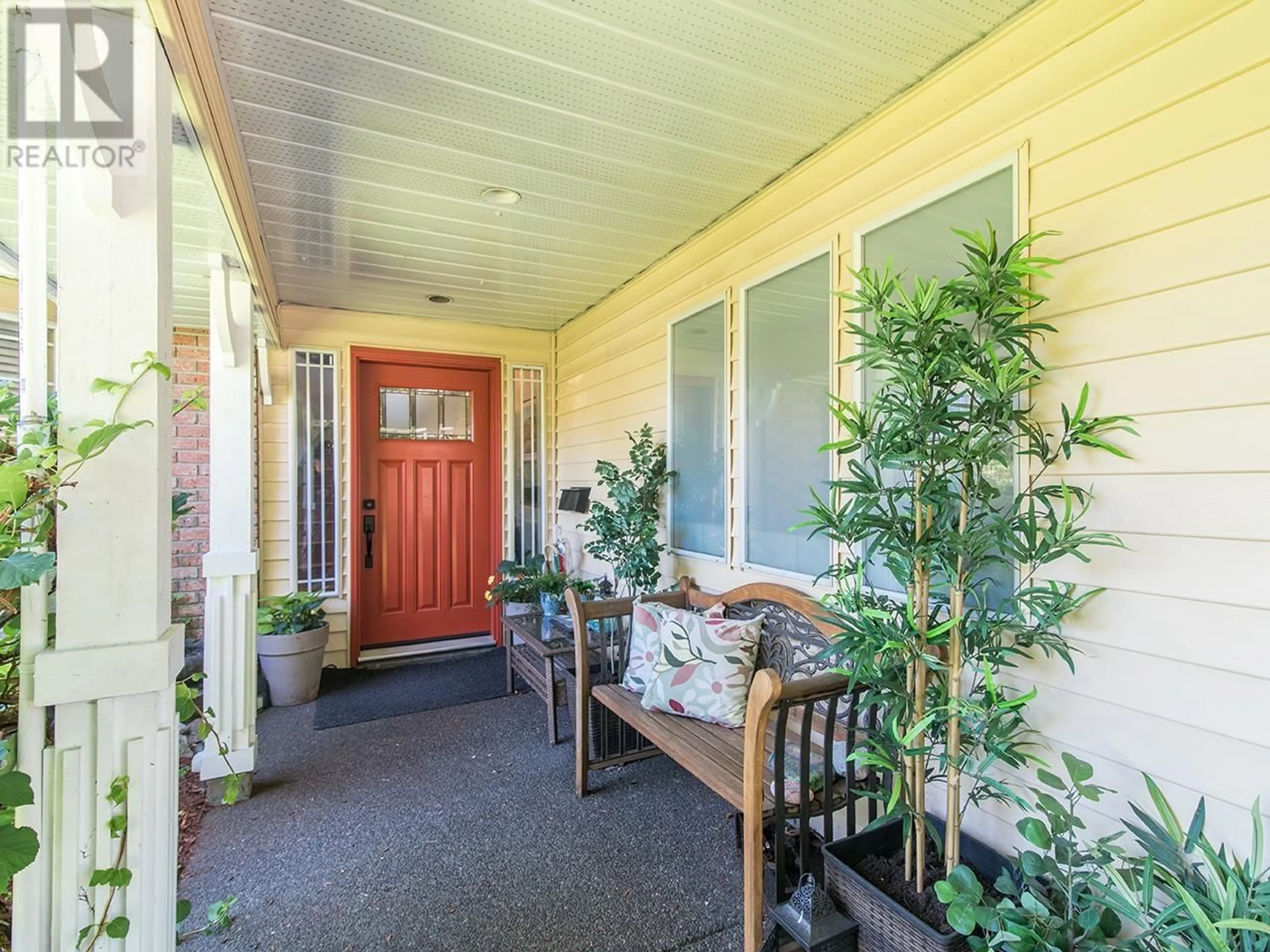 Indoor entryway for 862 51 STREET, Delta British Columbia V4M4A1