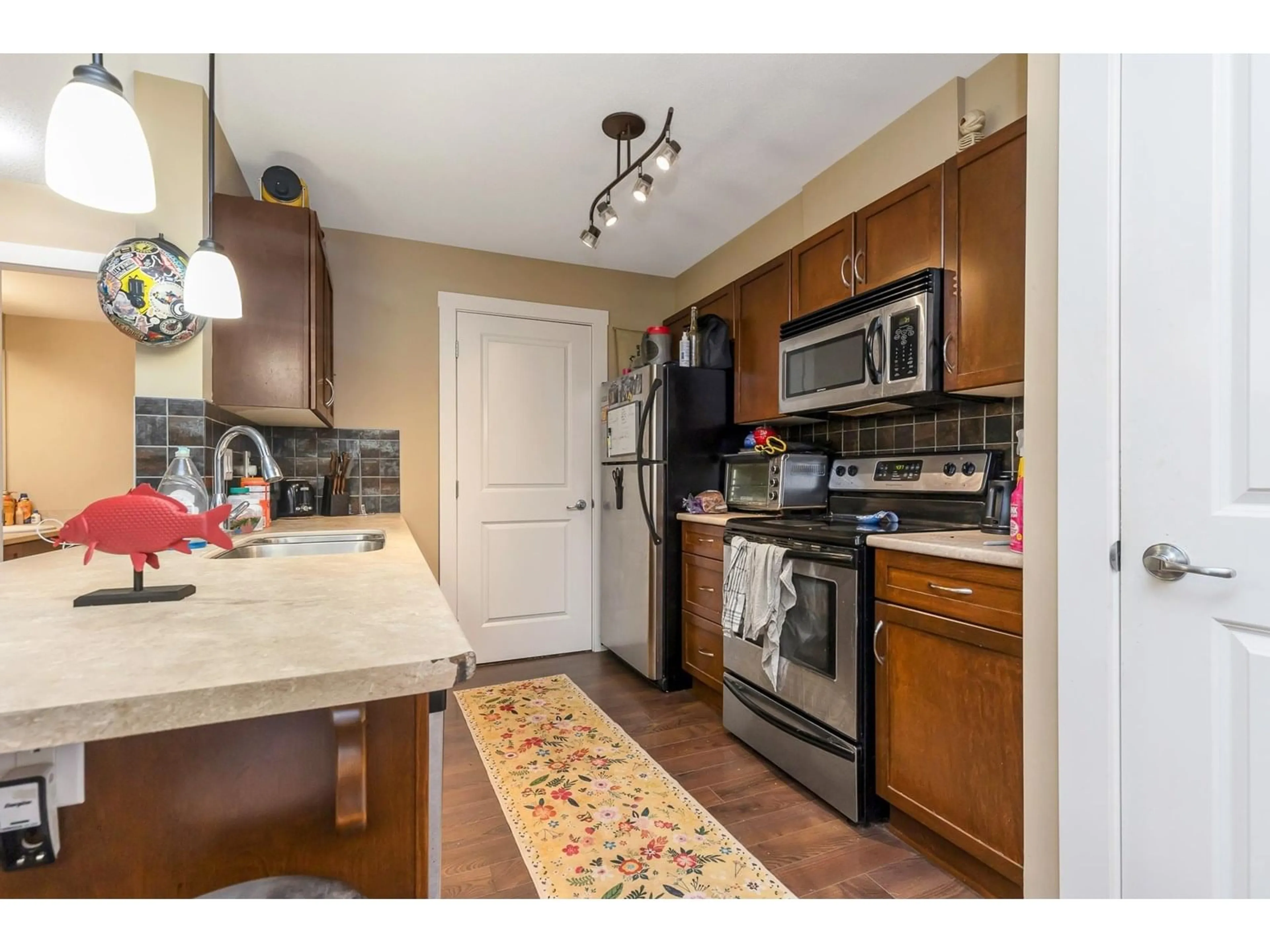 Standard kitchen, unknown for 104 - 2038 SANDALWOOD, Abbotsford British Columbia V2S3H6