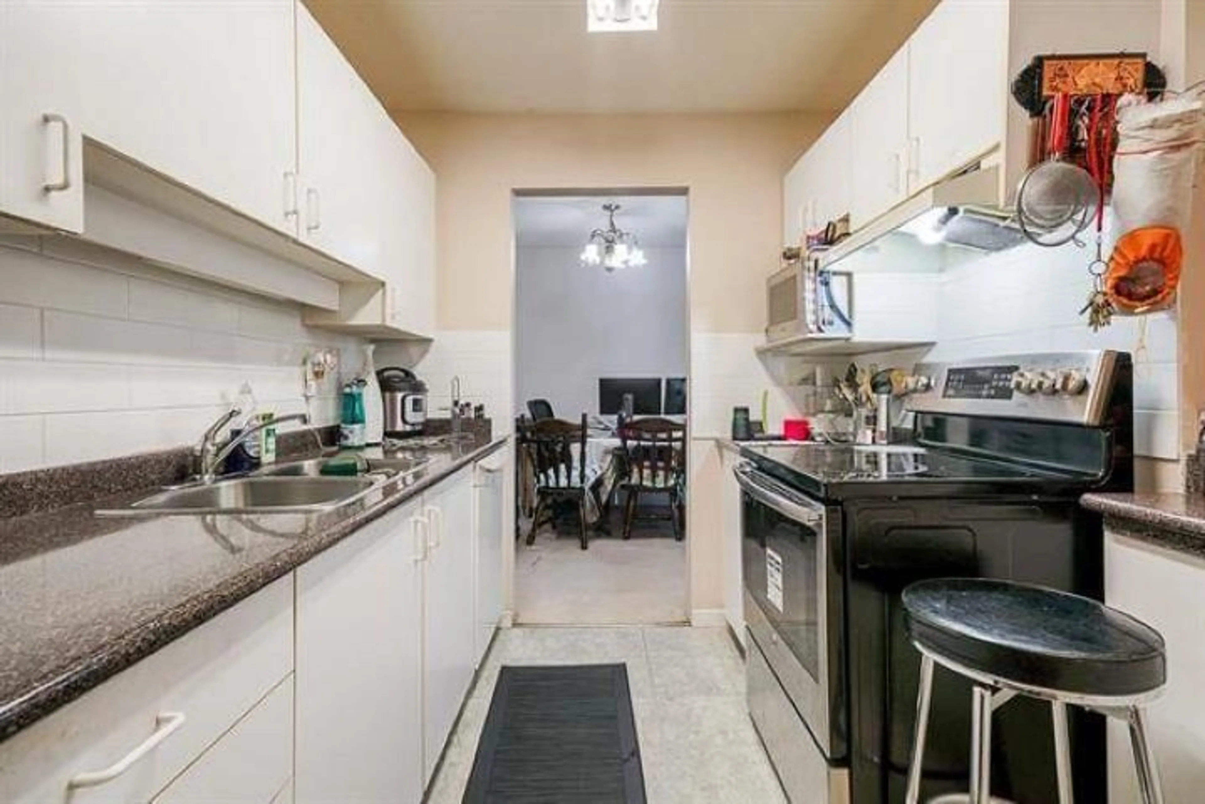 Standard kitchen, ceramic/tile floor for 303 - 13771 72A, Surrey British Columbia V3W9C6