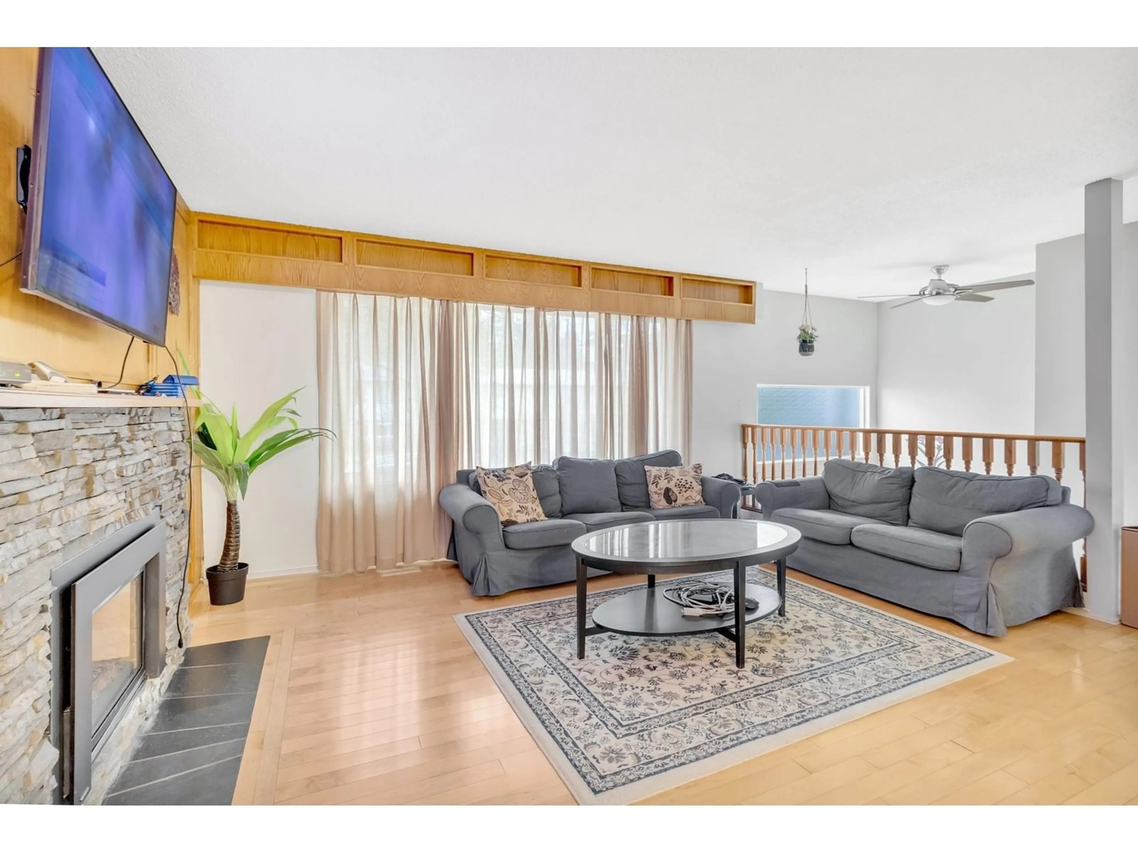 Living room with furniture, wood/laminate floor for 11731 71A, Delta British Columbia V4E1W9