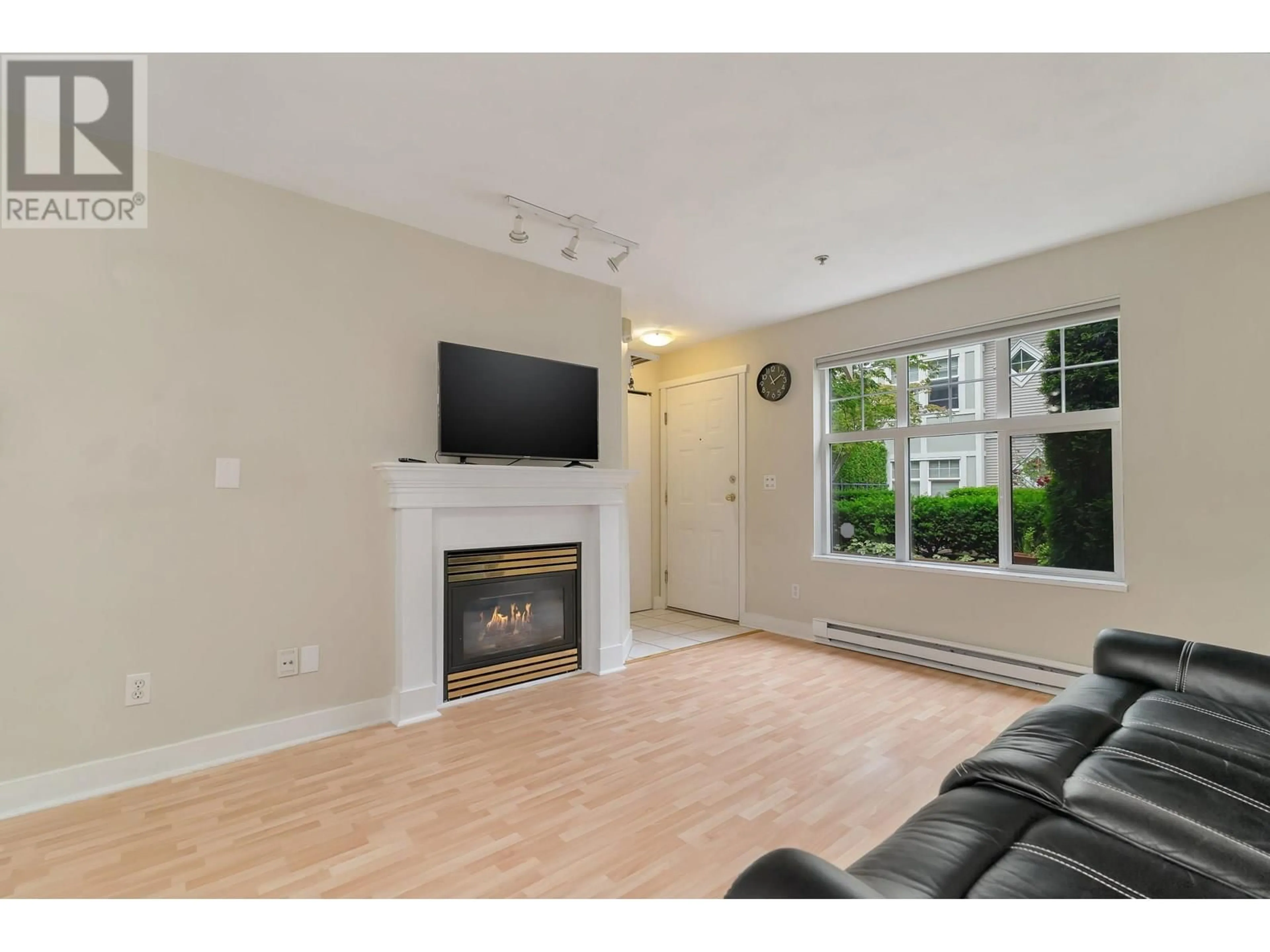 Living room with furniture, unknown for 16 - 7071 EDMONDS STREET, Burnaby British Columbia V3N1A3
