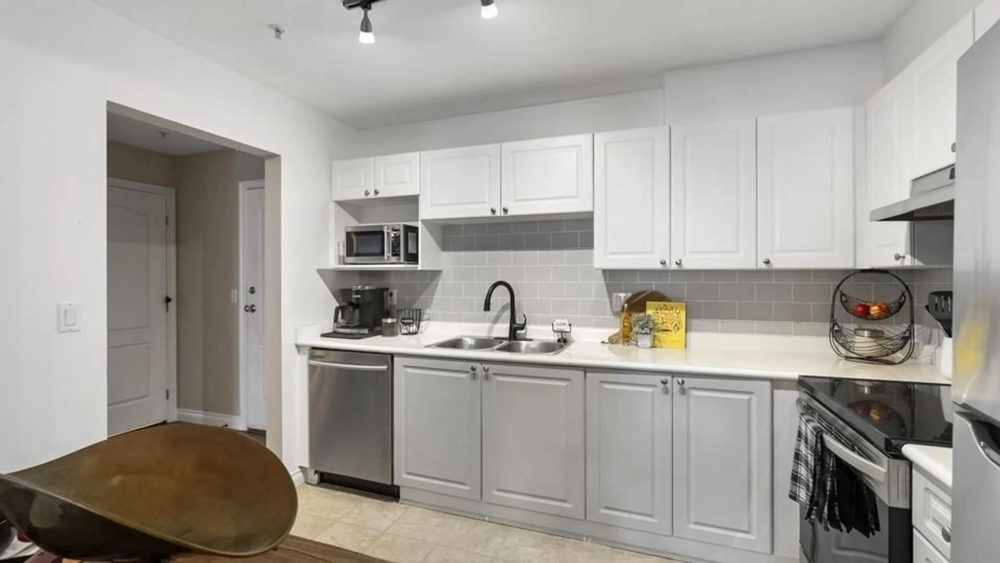 Standard kitchen, unknown for 407 - 5759 GLOVER, Langley British Columbia V3A8M8
