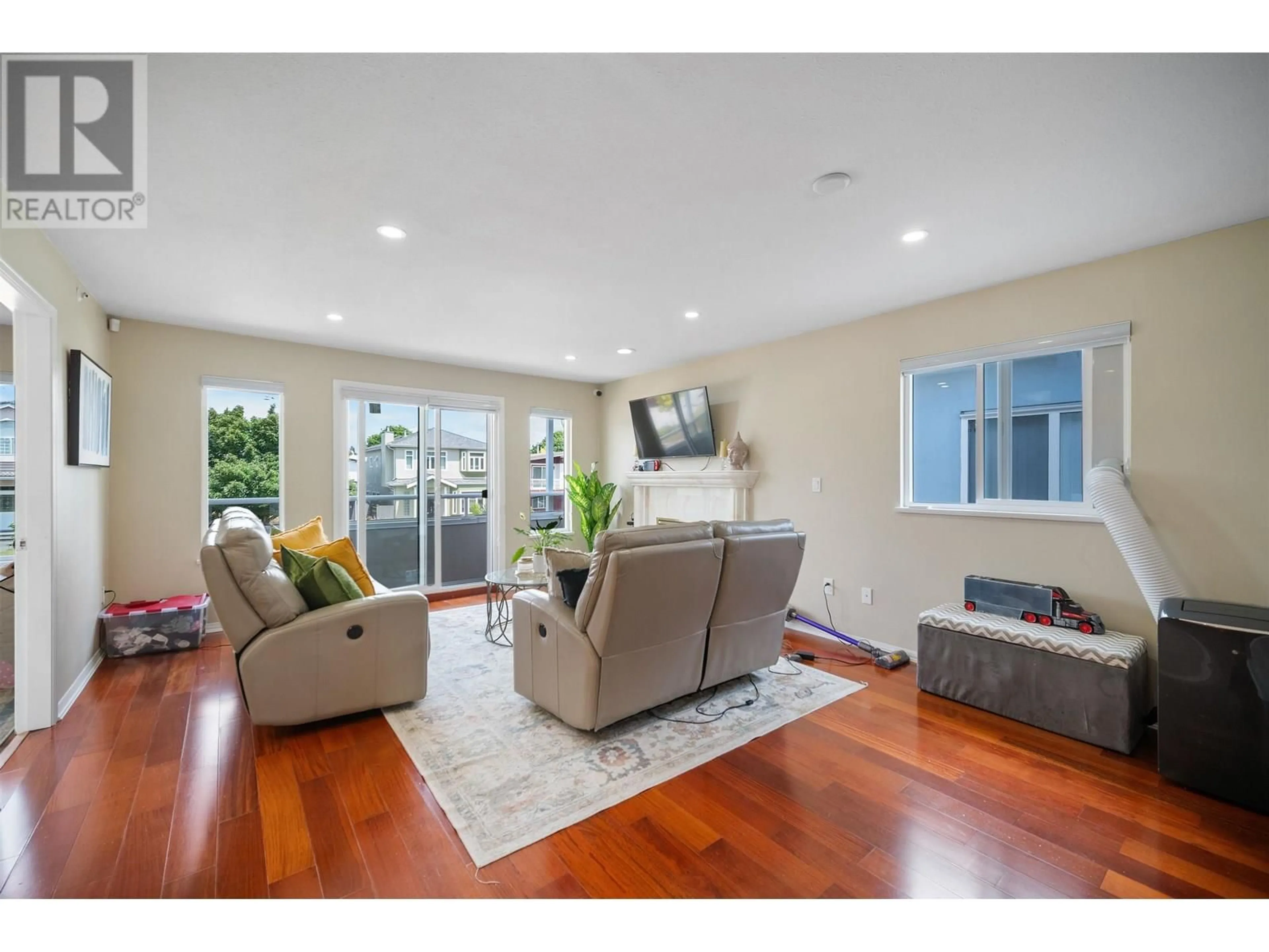 Living room with furniture, unknown for 248 59TH AVENUE, Vancouver British Columbia V5X1X9