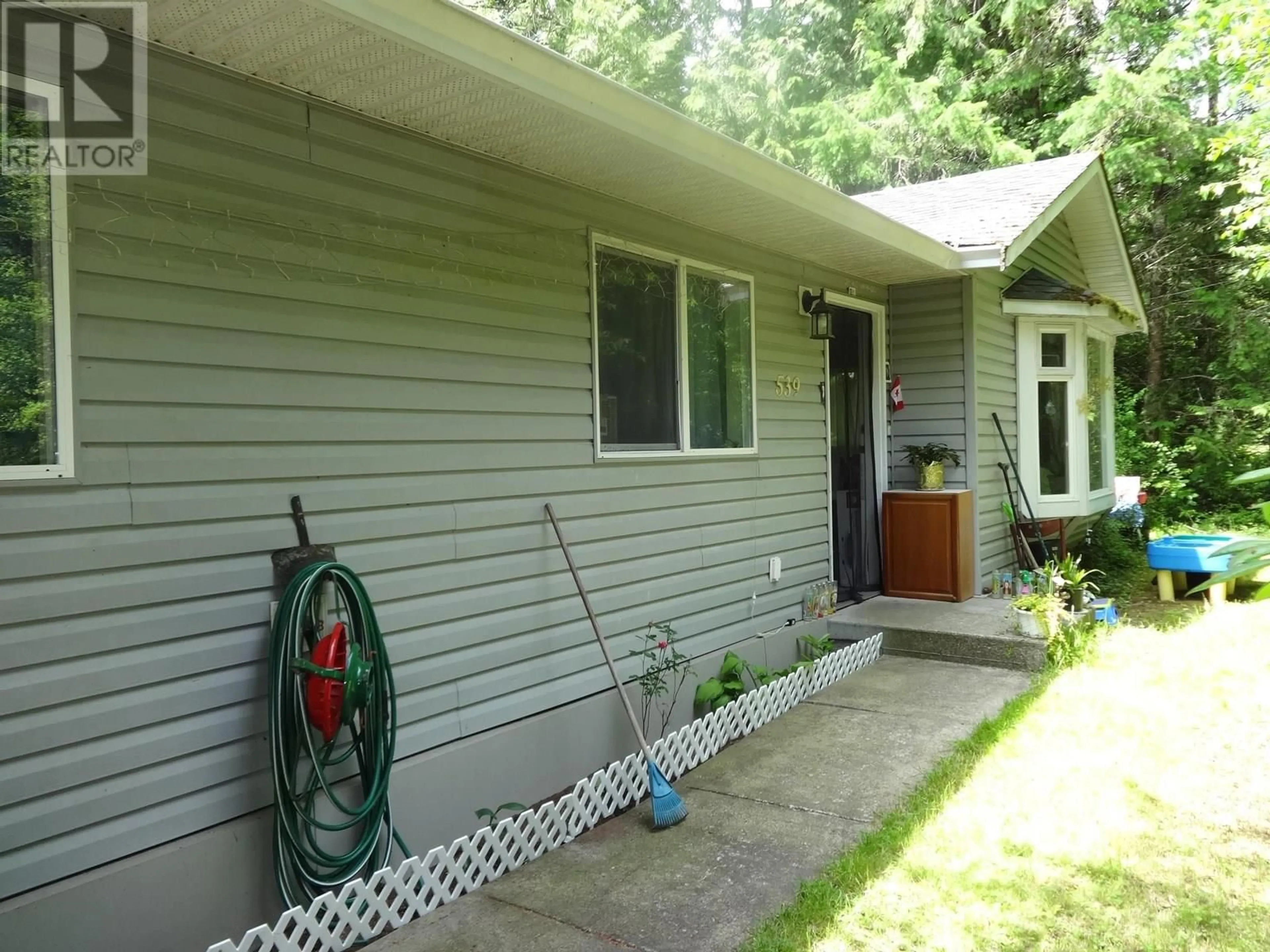 Home with vinyl exterior material, street for 539 HOUGH ROAD, Gibsons British Columbia V0N1V4