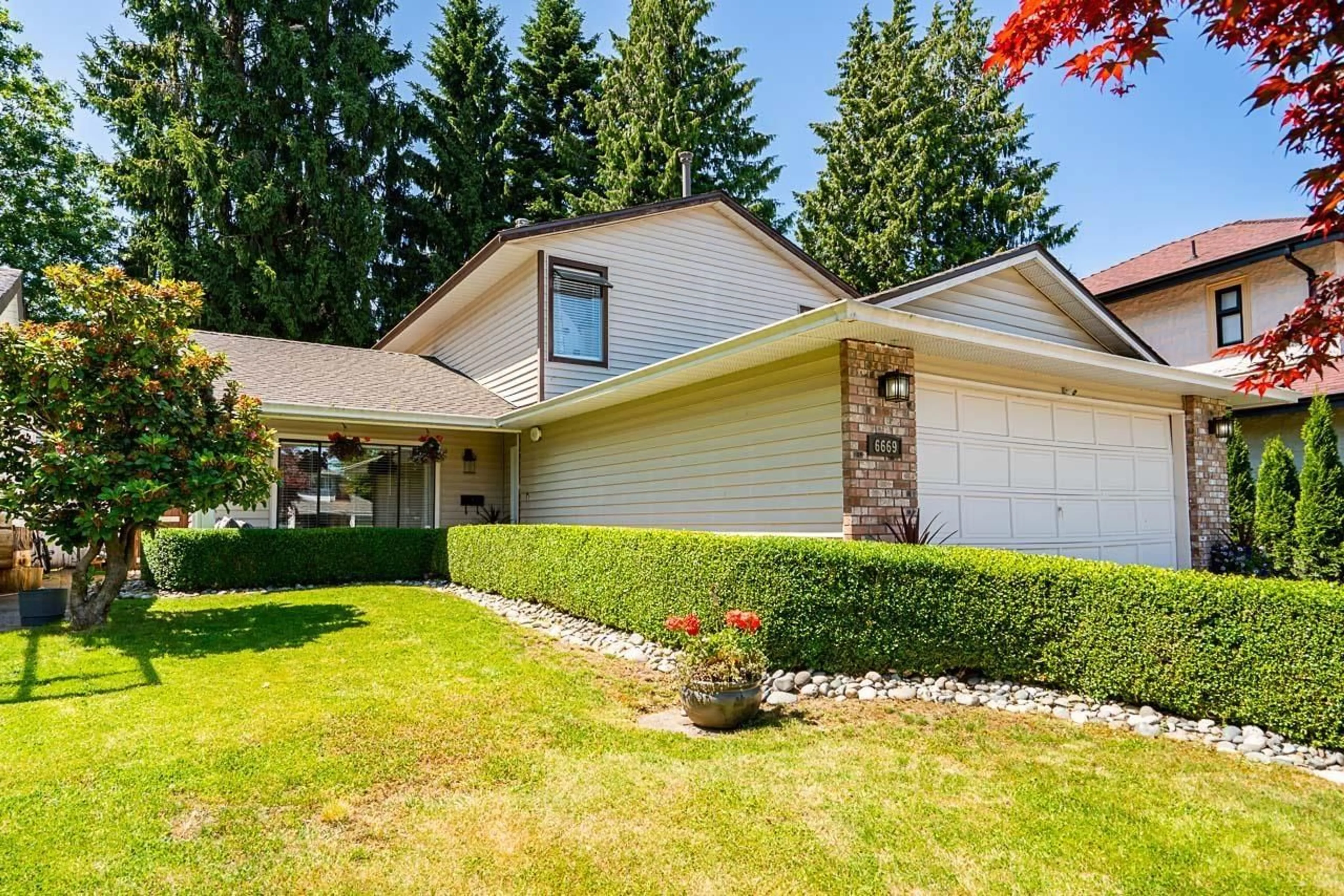 Home with vinyl exterior material, street for 6669 129, Surrey British Columbia V3W8Y1