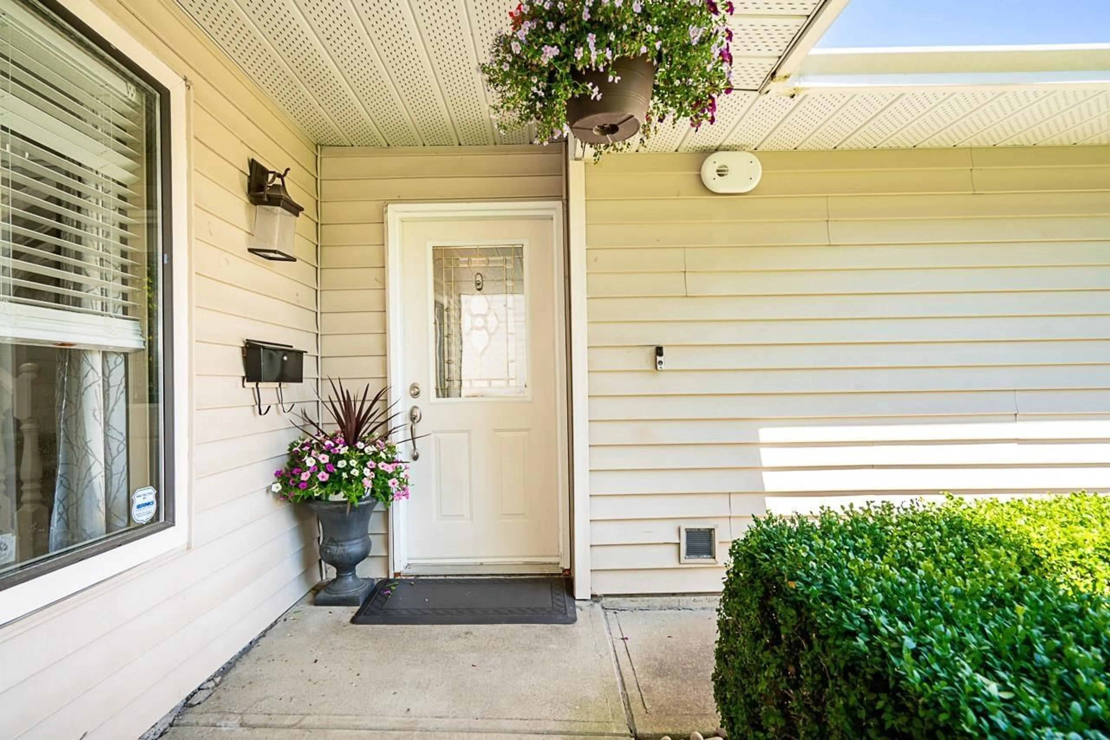 Indoor entryway for 6669 129, Surrey British Columbia V3W8Y1