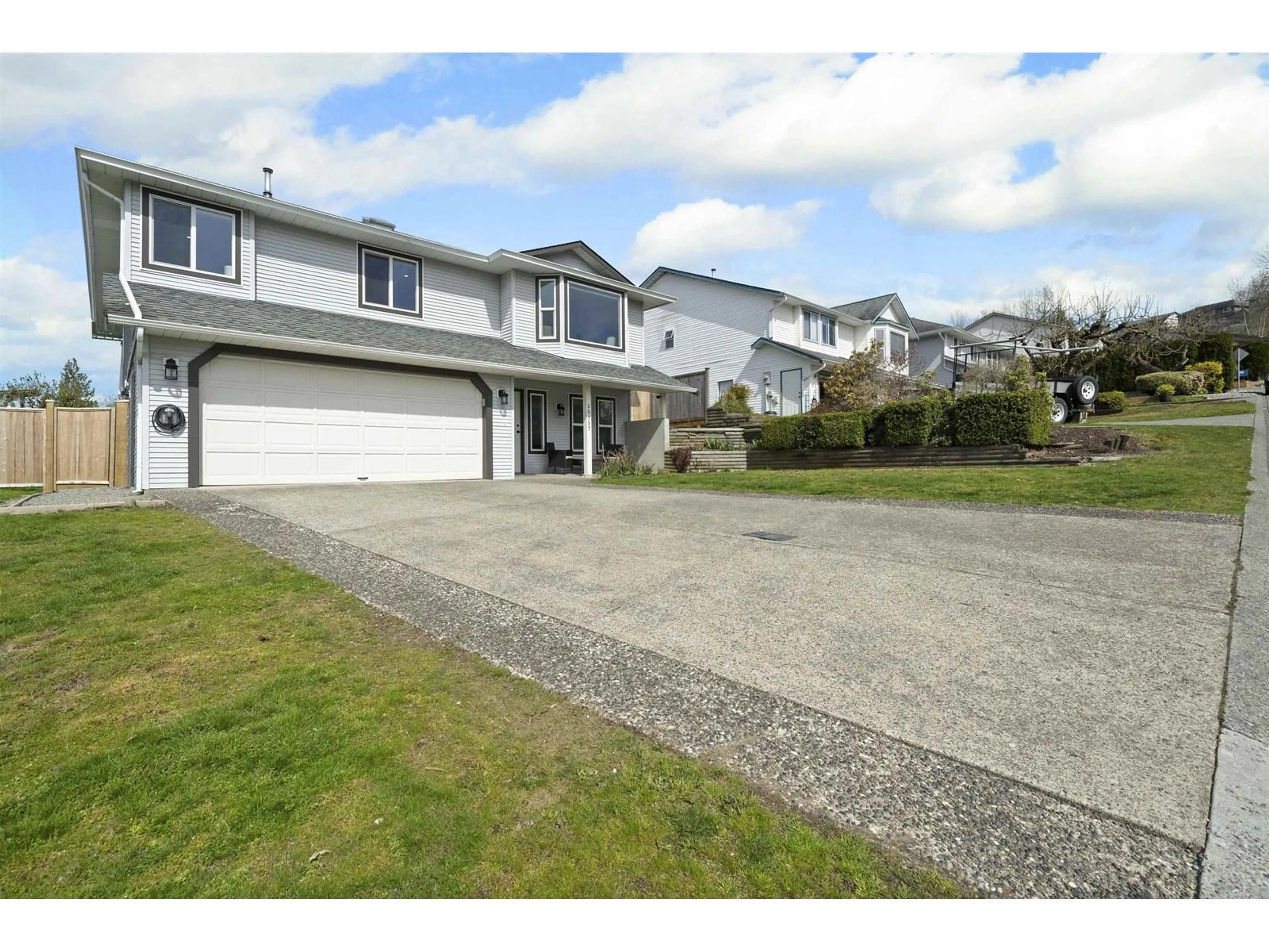 A pic from outside/outdoor area/front of a property/back of a property/a pic from drone, street for 35257 MCKINLEY, Abbotsford British Columbia V3G1J9