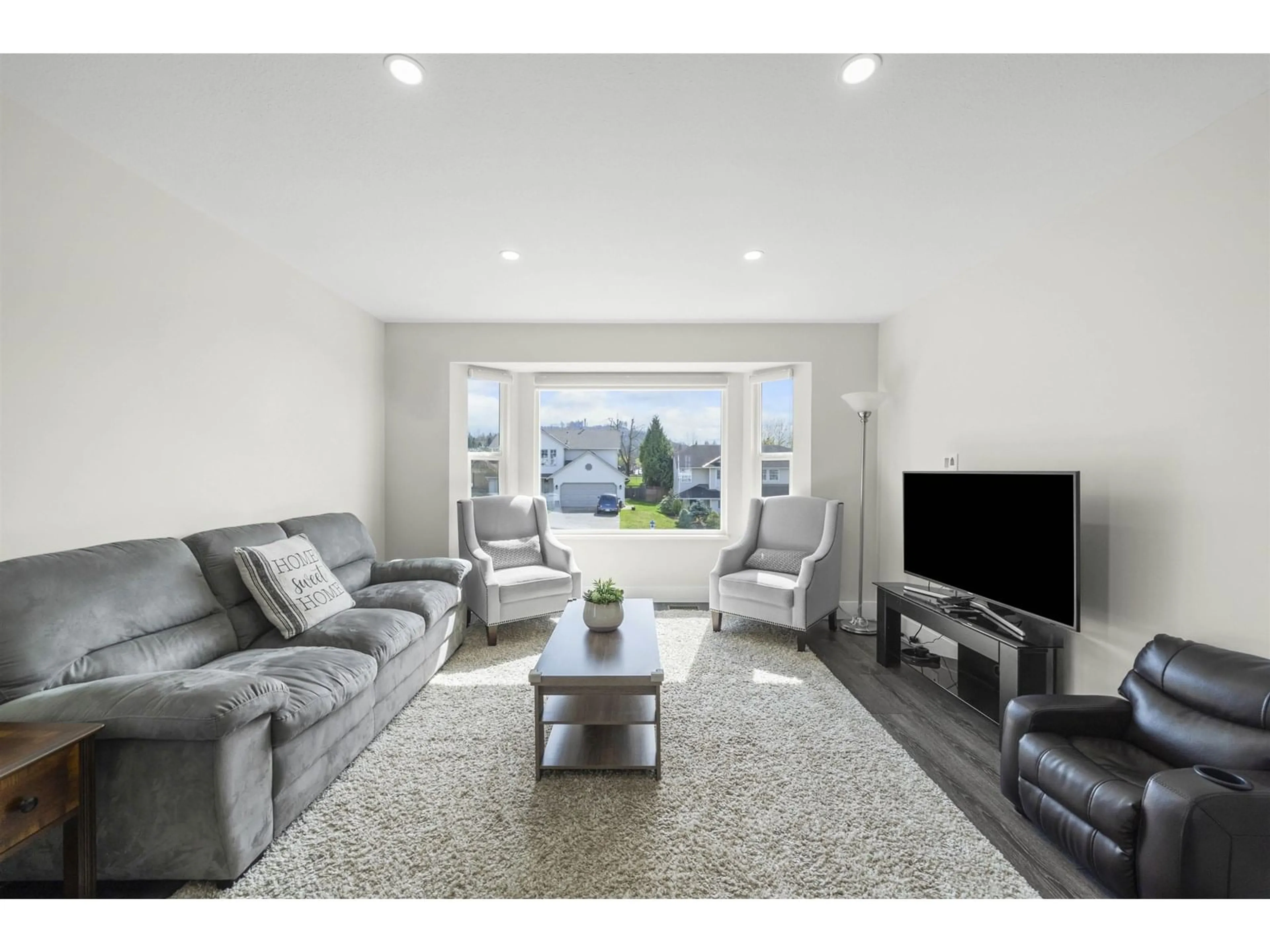 Living room with furniture, unknown for 35257 MCKINLEY, Abbotsford British Columbia V3G1J9