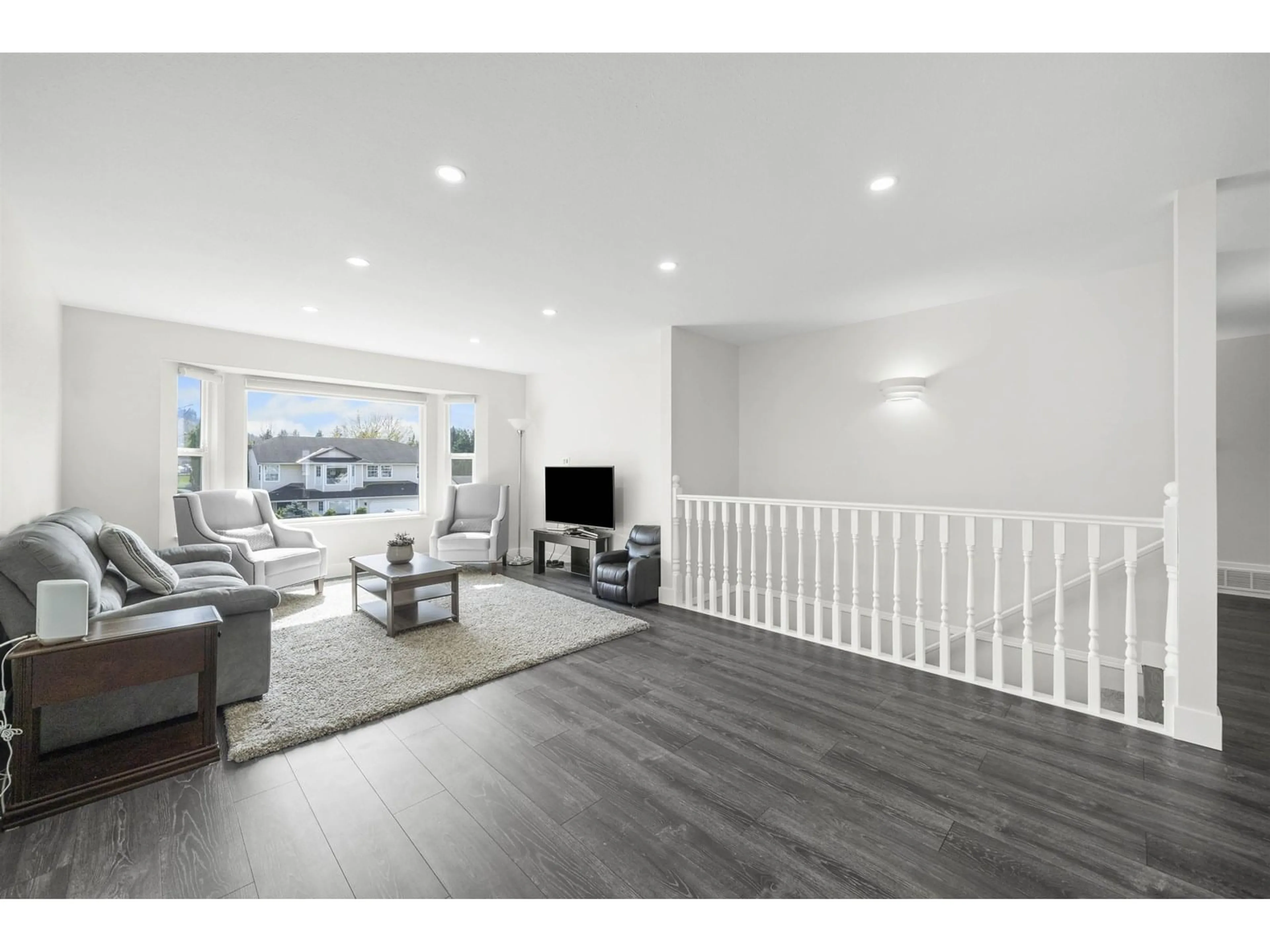 Living room with furniture, wood/laminate floor for 35257 MCKINLEY, Abbotsford British Columbia V3G1J9