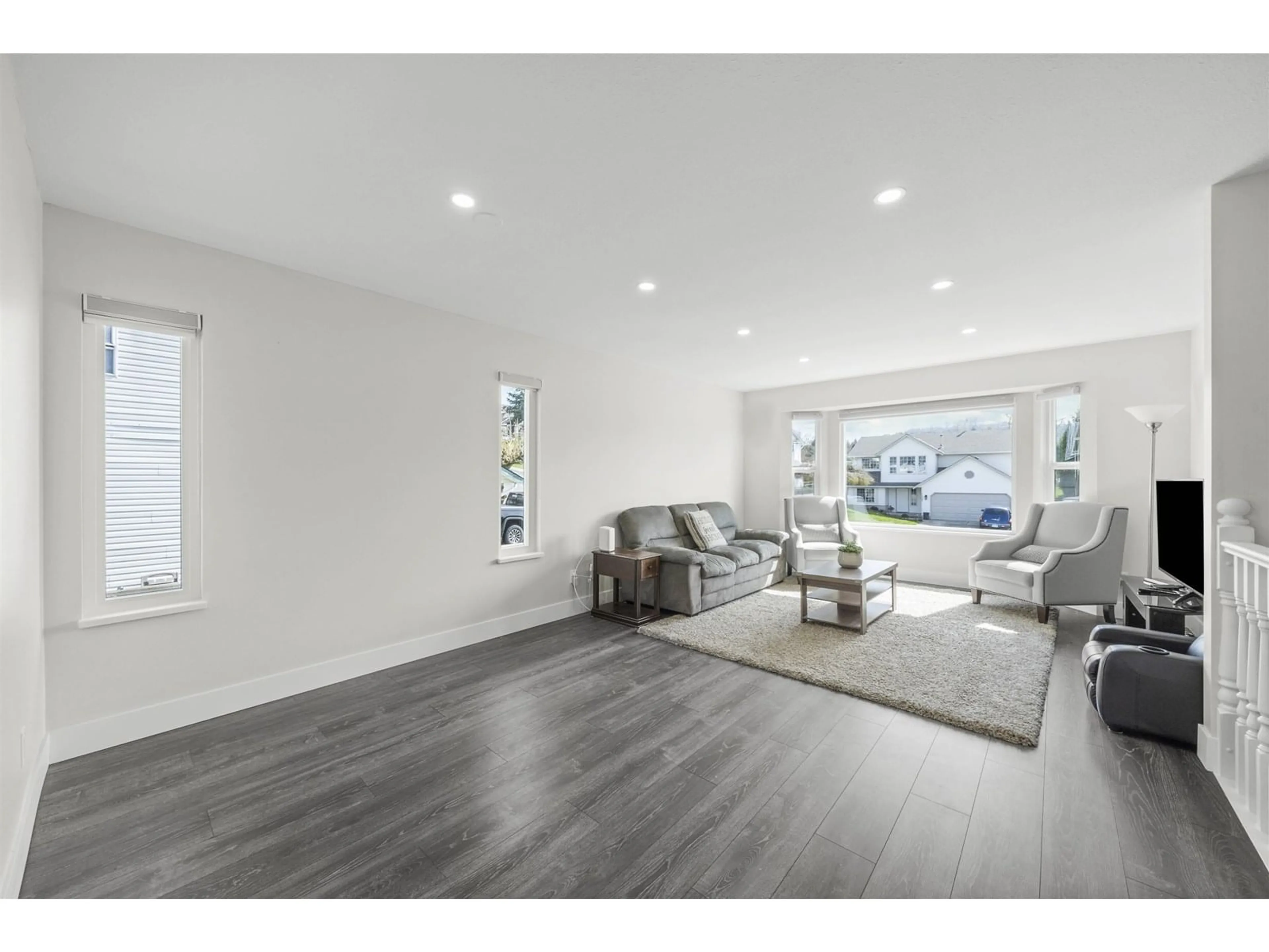 Living room with furniture, wood/laminate floor for 35257 MCKINLEY, Abbotsford British Columbia V3G1J9