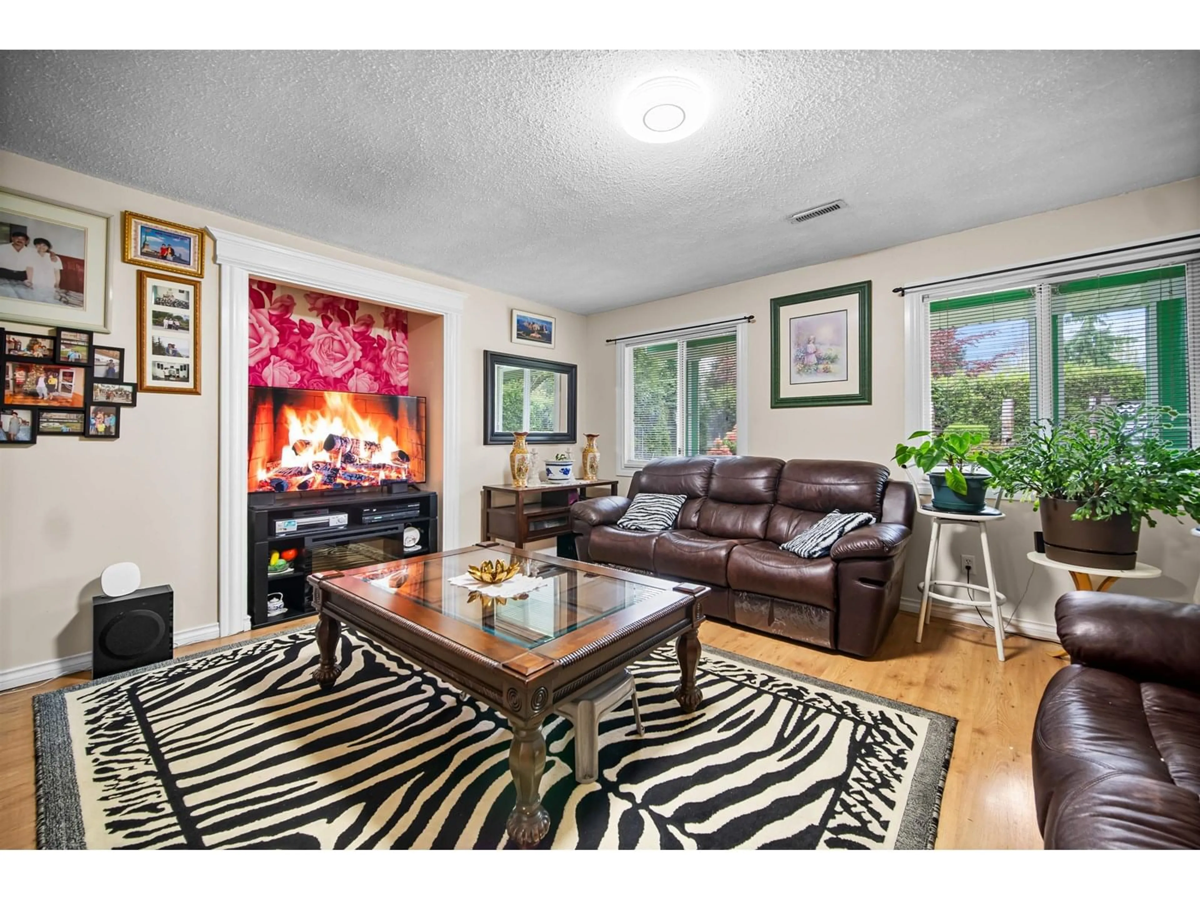 Living room with furniture, unknown for 9364 152ND STREET, Surrey British Columbia V3R4G2