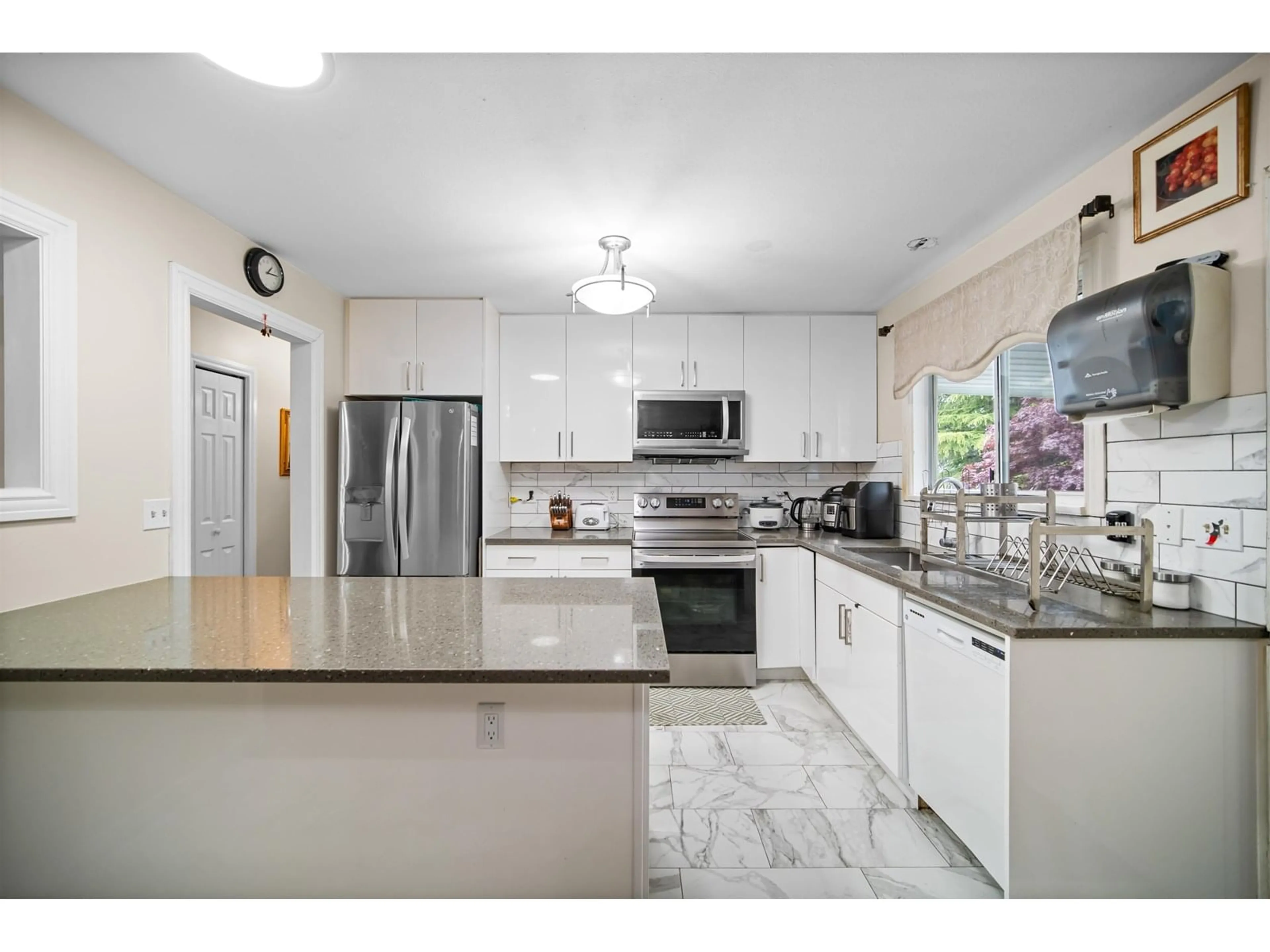 Open concept kitchen, ceramic/tile floor for 9364 152ND STREET, Surrey British Columbia V3R4G2