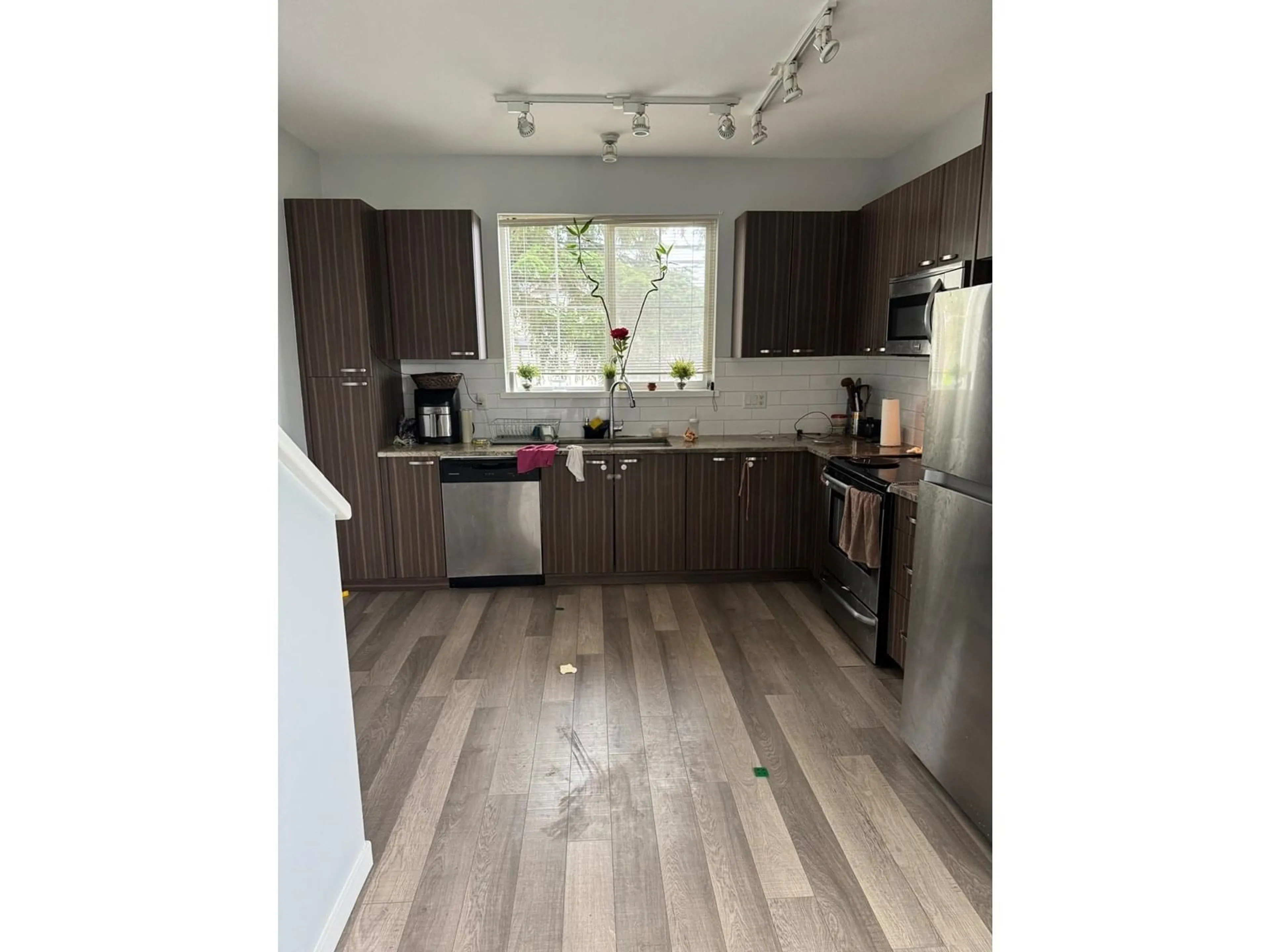 Open concept kitchen, wood/laminate floor for 163 - 14833 61ST, Surrey British Columbia V3S6T6