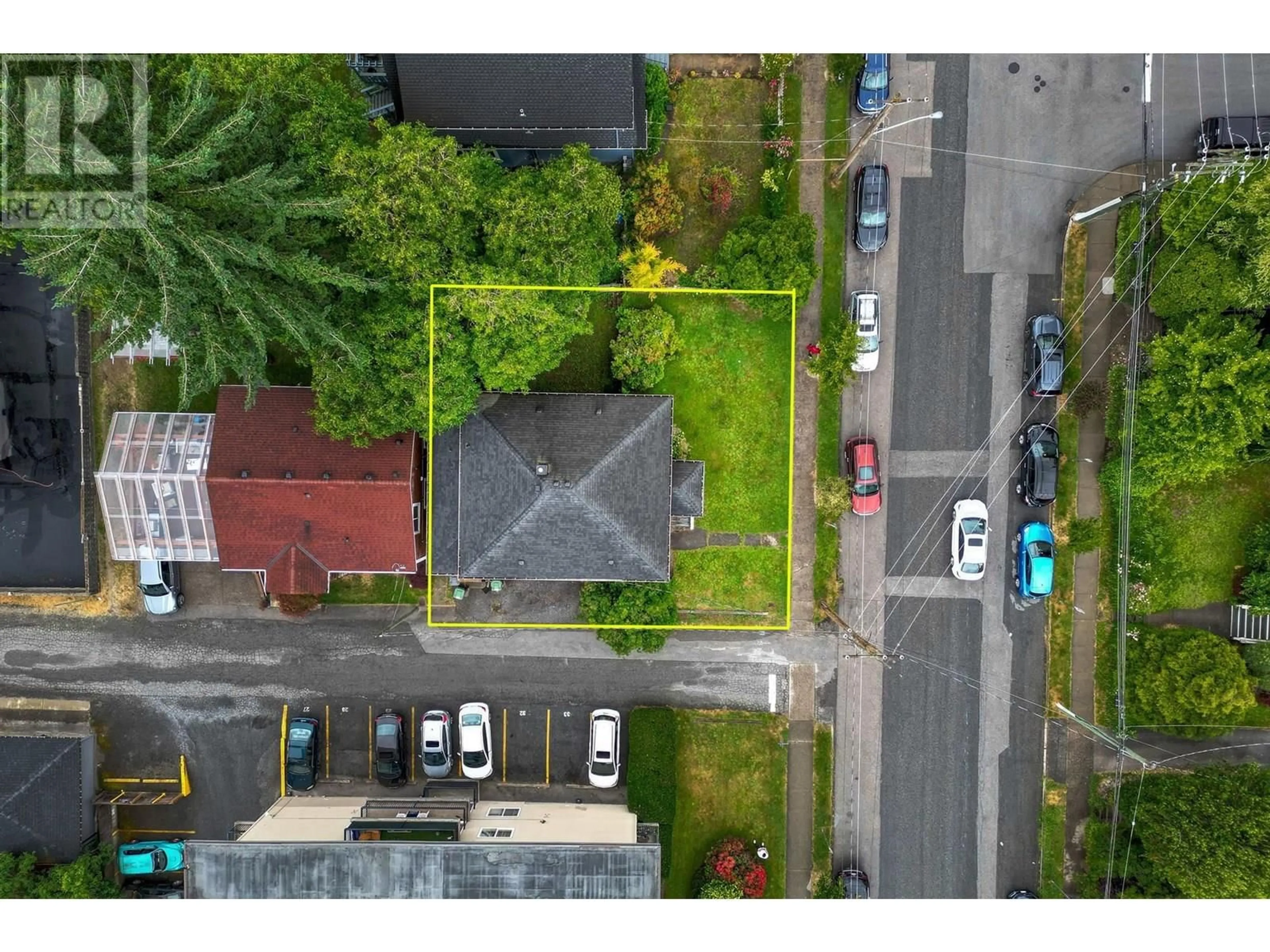 A pic from outside/outdoor area/front of a property/back of a property/a pic from drone, street for 426 SEVENTH STREET, New Westminster British Columbia V3M3L3