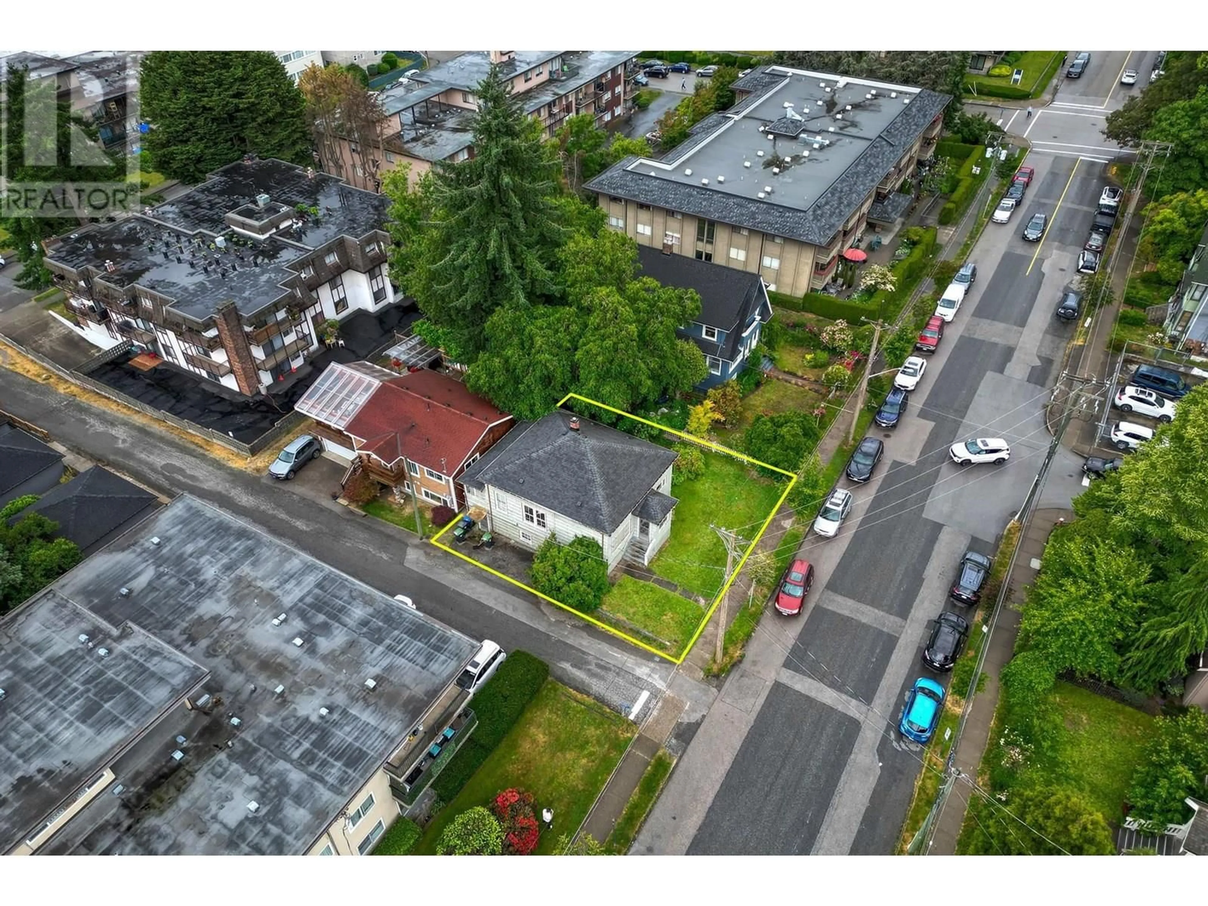 A pic from outside/outdoor area/front of a property/back of a property/a pic from drone, street for 426 SEVENTH STREET, New Westminster British Columbia V3M3L3