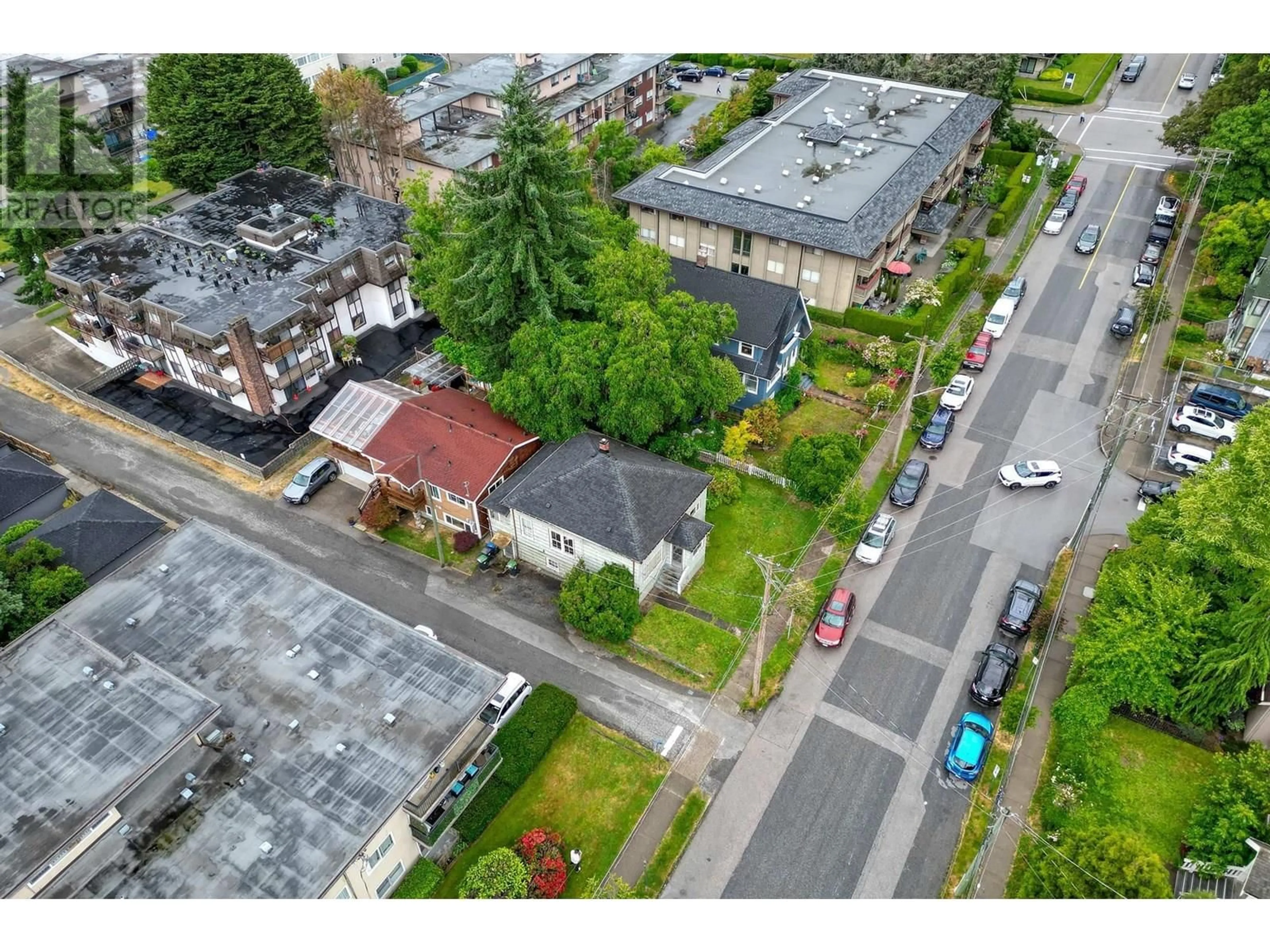 A pic from outside/outdoor area/front of a property/back of a property/a pic from drone, street for 426 SEVENTH STREET, New Westminster British Columbia V3M3L3