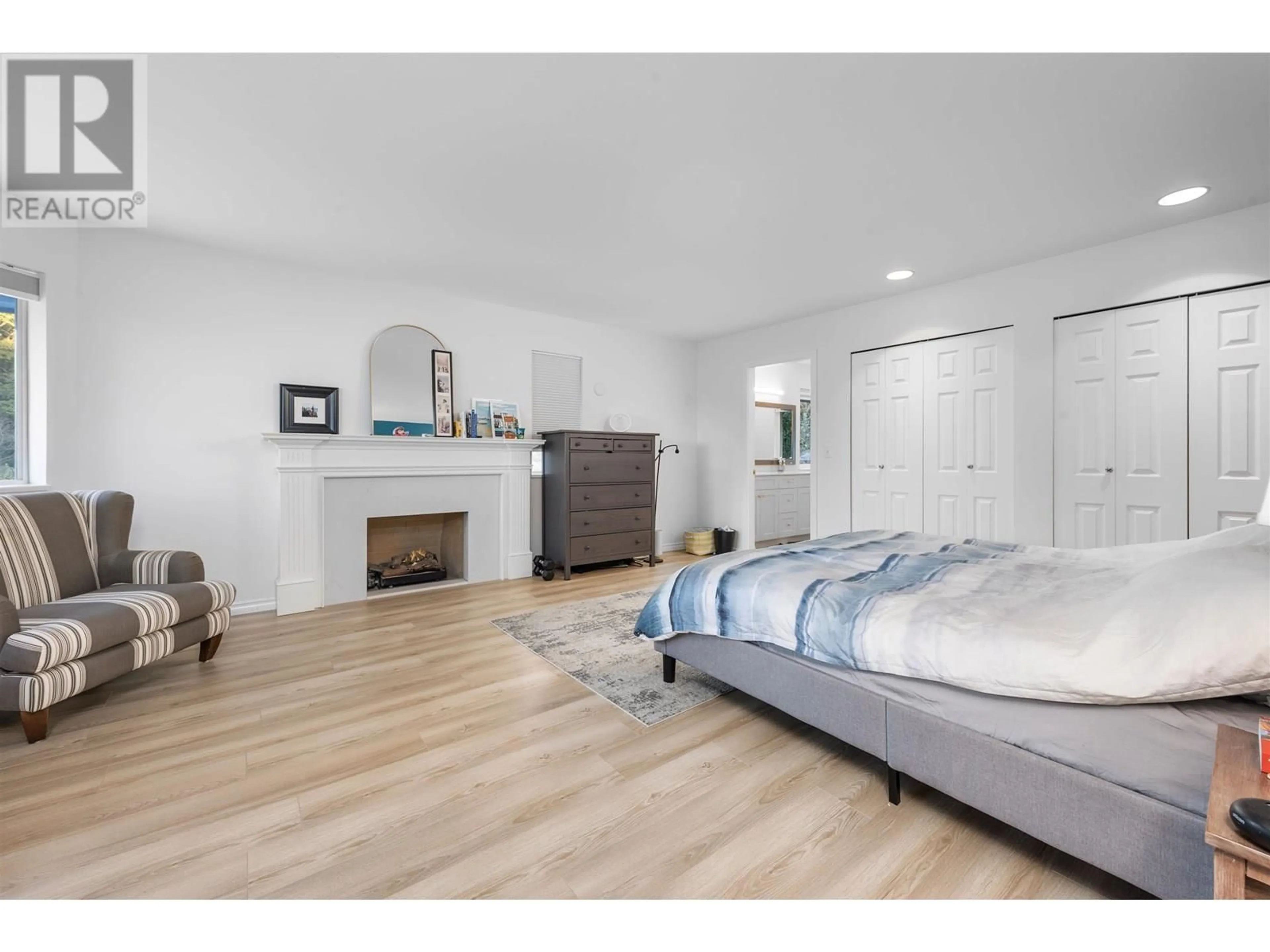 Bedroom with bed, wood/laminate floor for 6755 DUFFERIN AVENUE, West Vancouver British Columbia V7W3B7