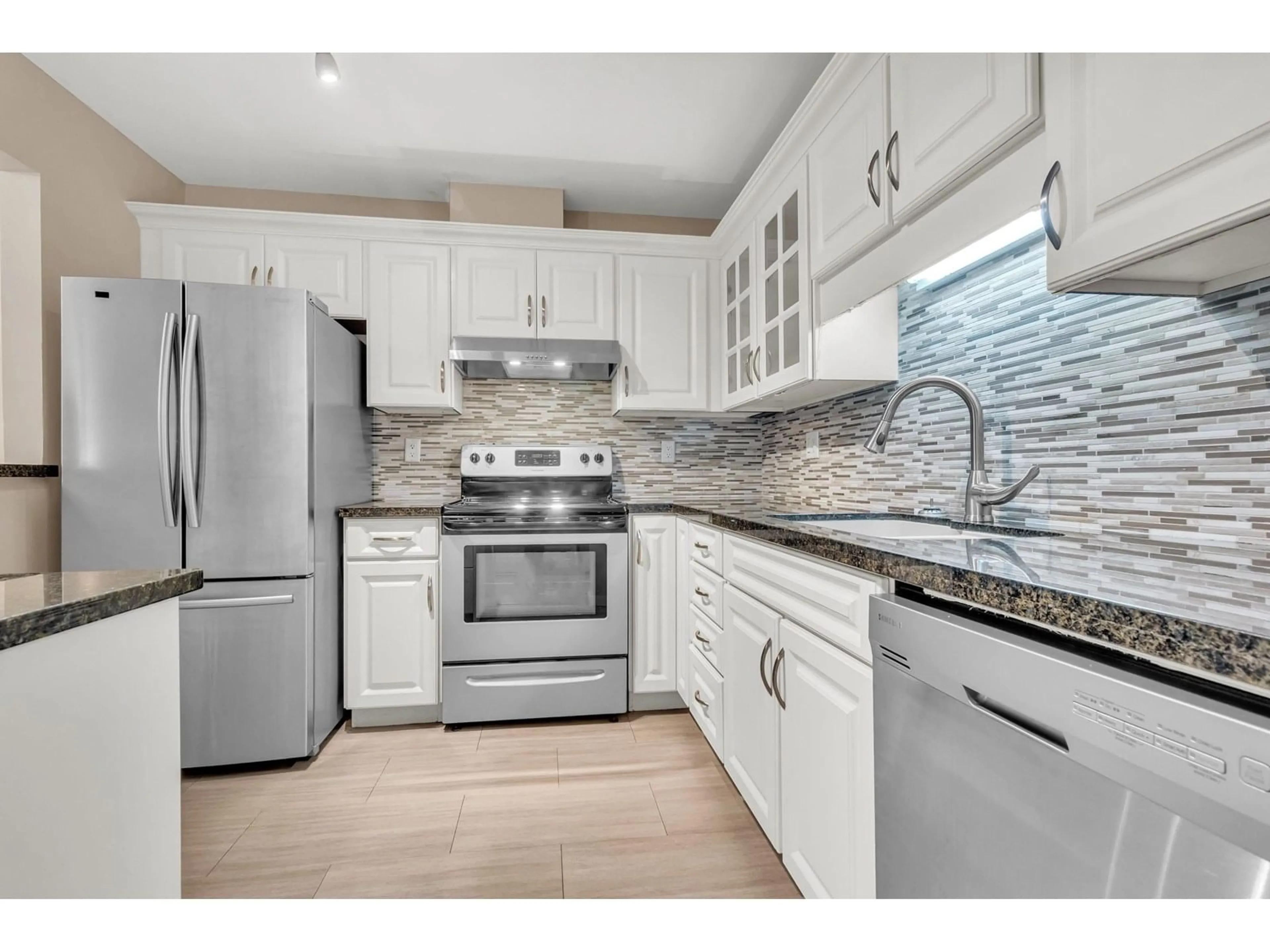 Open concept kitchen, unknown for 208 - 14950 THRIFT, White Rock British Columbia V4B2J9