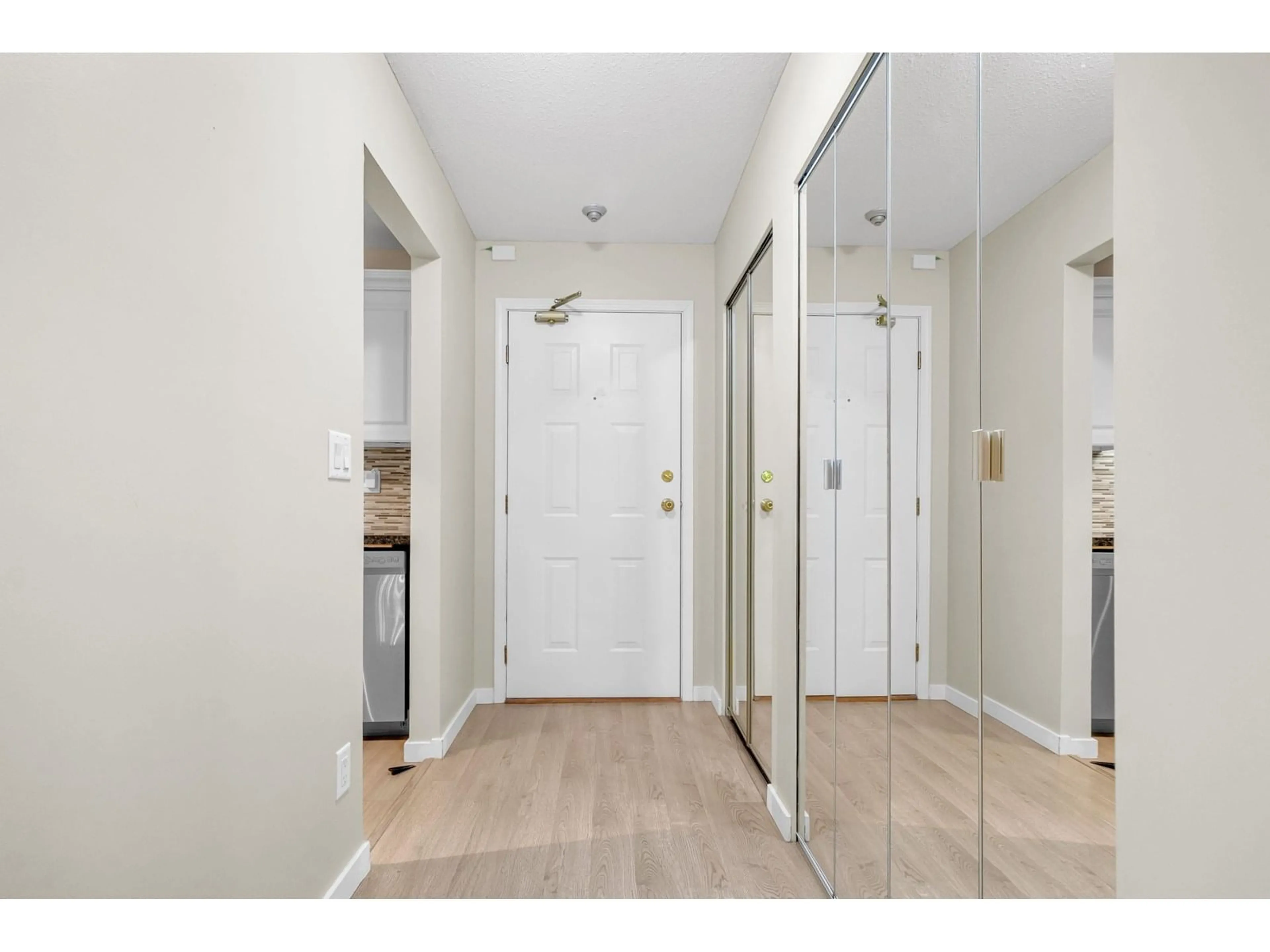 Indoor entryway for 208 - 14950 THRIFT, White Rock British Columbia V4B2J9