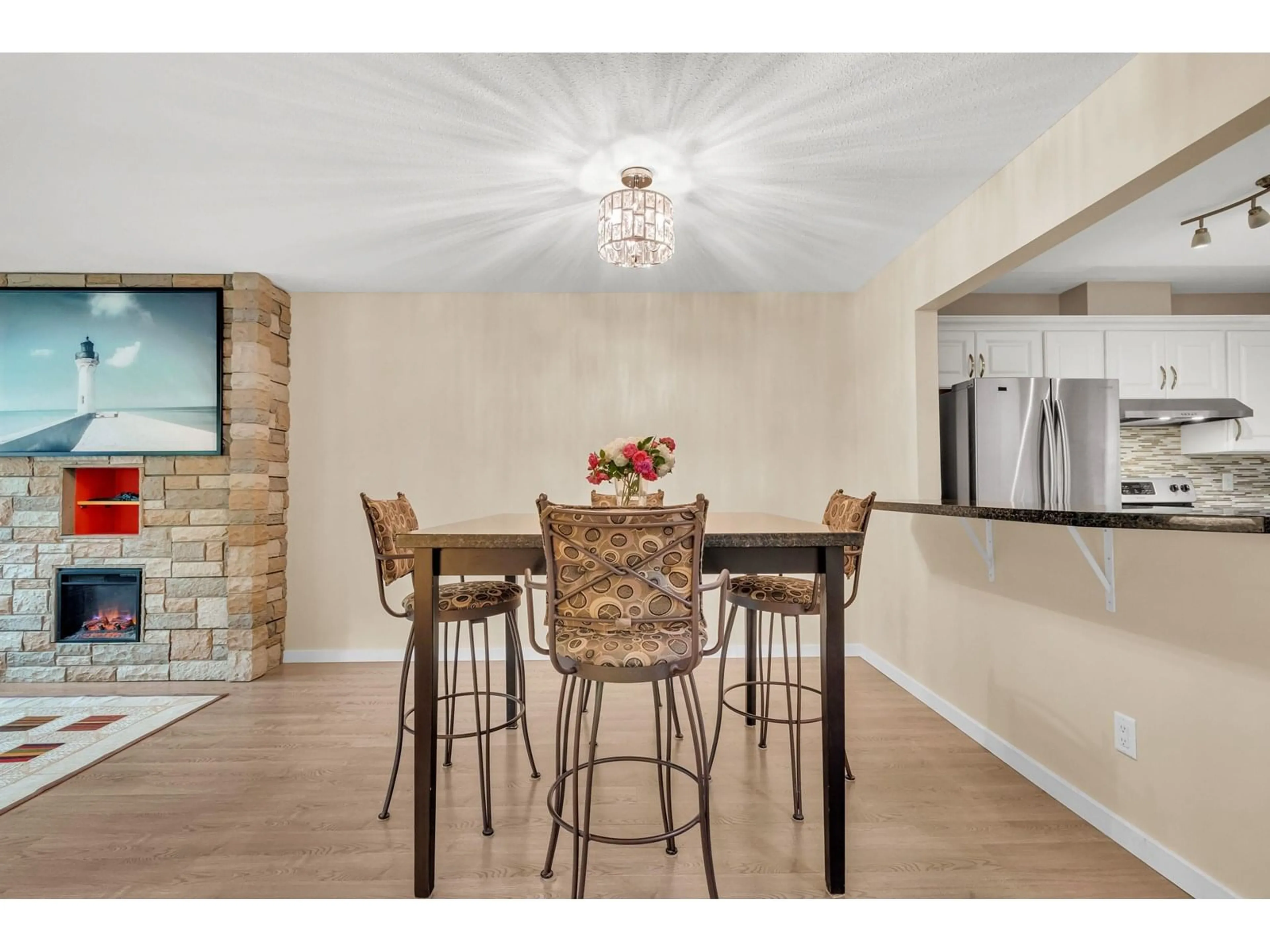 Dining room, wood/laminate floor for 208 - 14950 THRIFT, White Rock British Columbia V4B2J9