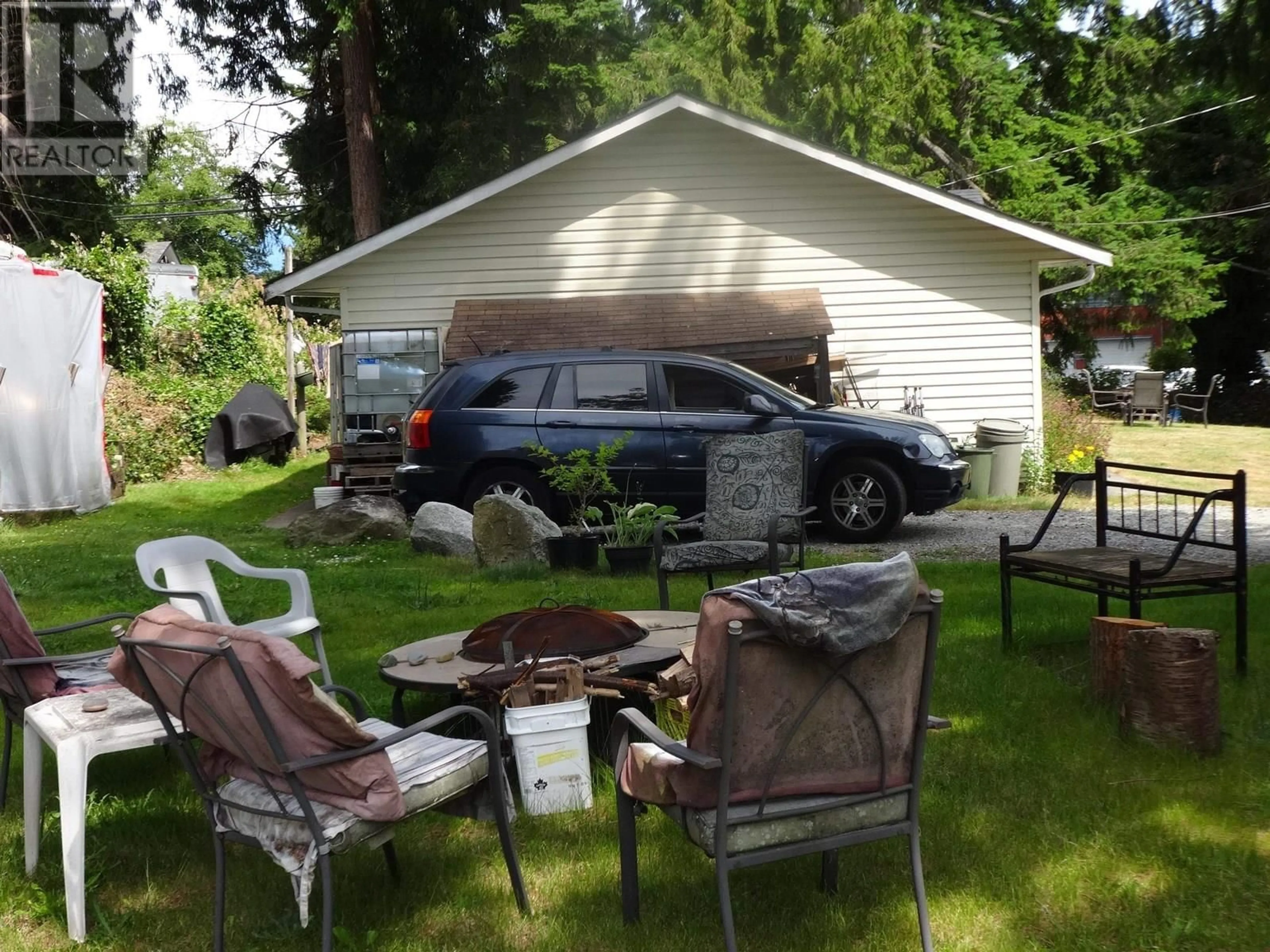 Patio, street for 1088 SUNNYSIDE ROAD, Gibsons British Columbia V0N1V3