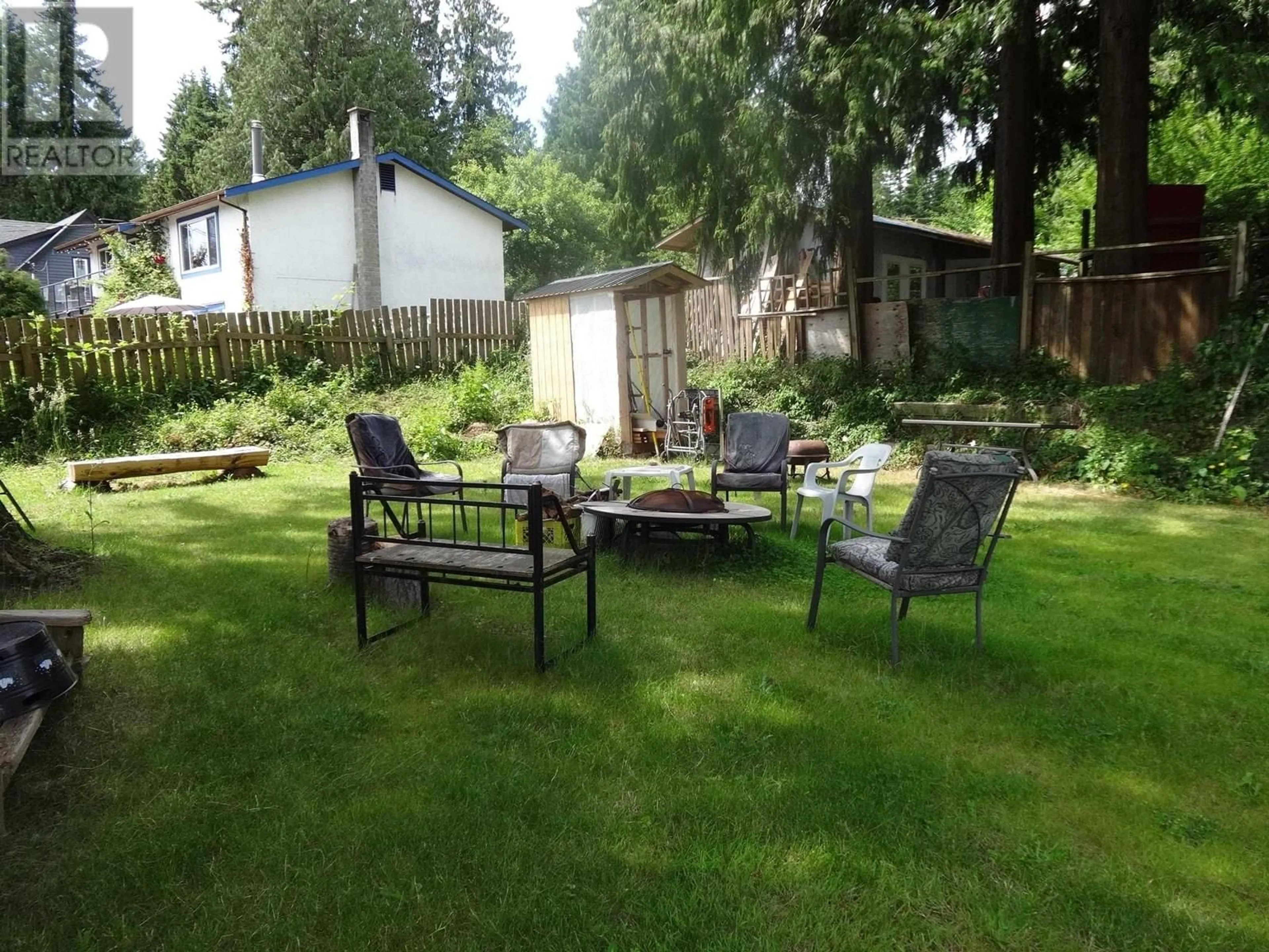 Patio, street for 1088 SUNNYSIDE ROAD, Gibsons British Columbia V0N1V3