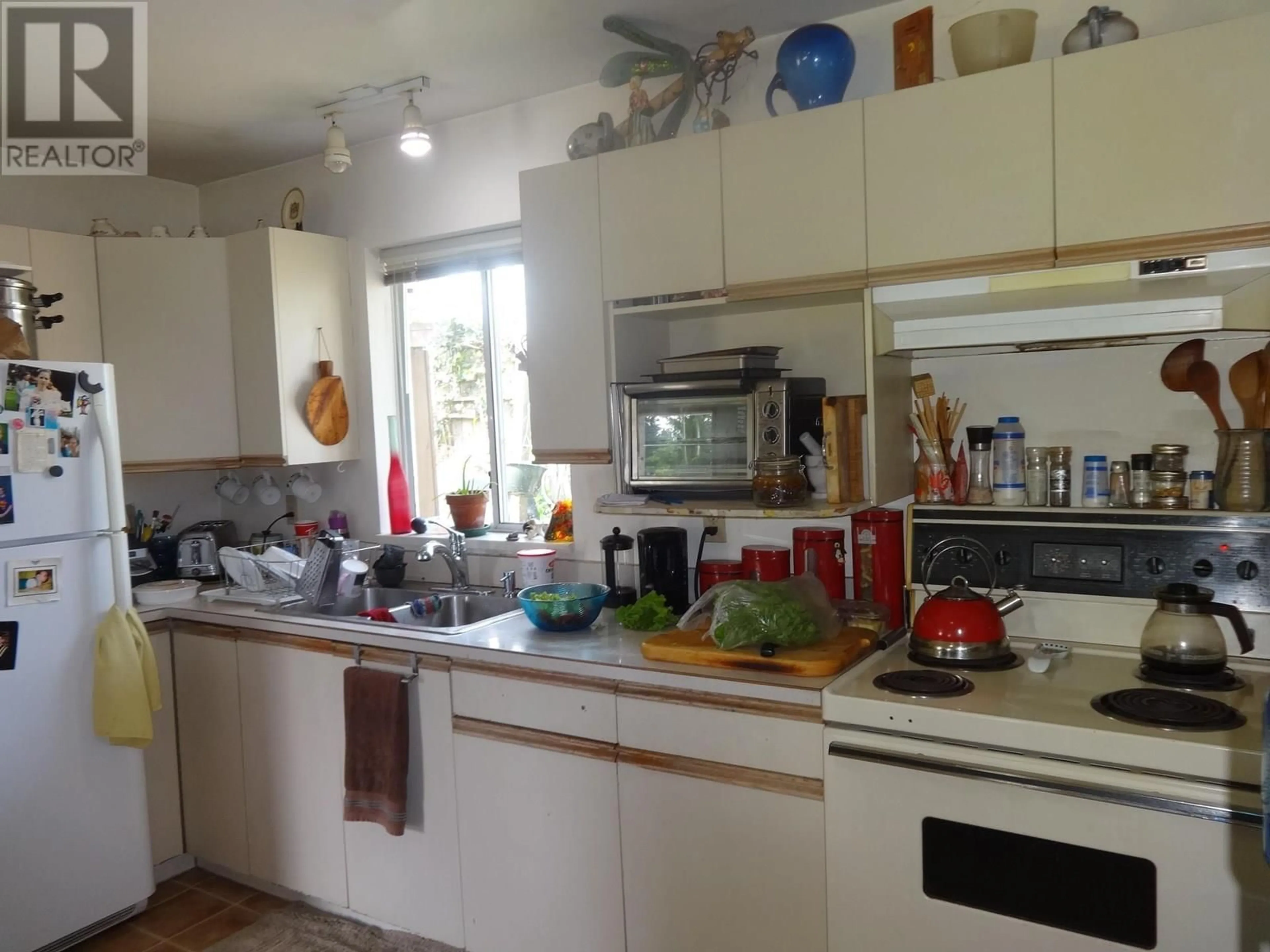 Standard kitchen, unknown for 1088 SUNNYSIDE ROAD, Gibsons British Columbia V0N1V3